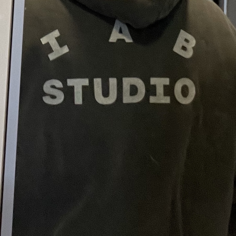 IAB Studio Pigment Hoodie Black 착용 스타일 - 2