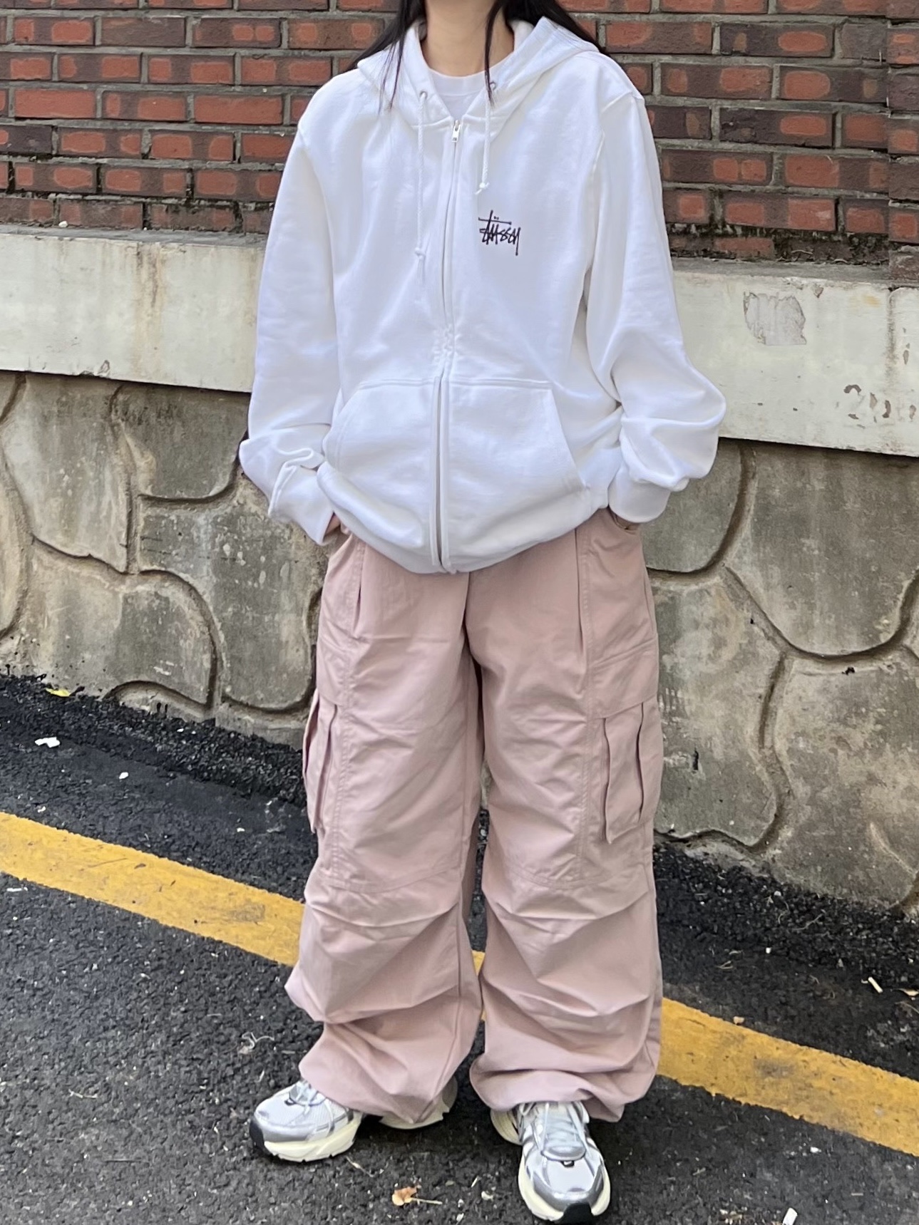 Nike V2K Run Summit White Metallic Silver, Stussy Basic Stussy Zip Hoodie White 2022 착용 스타일 - 4