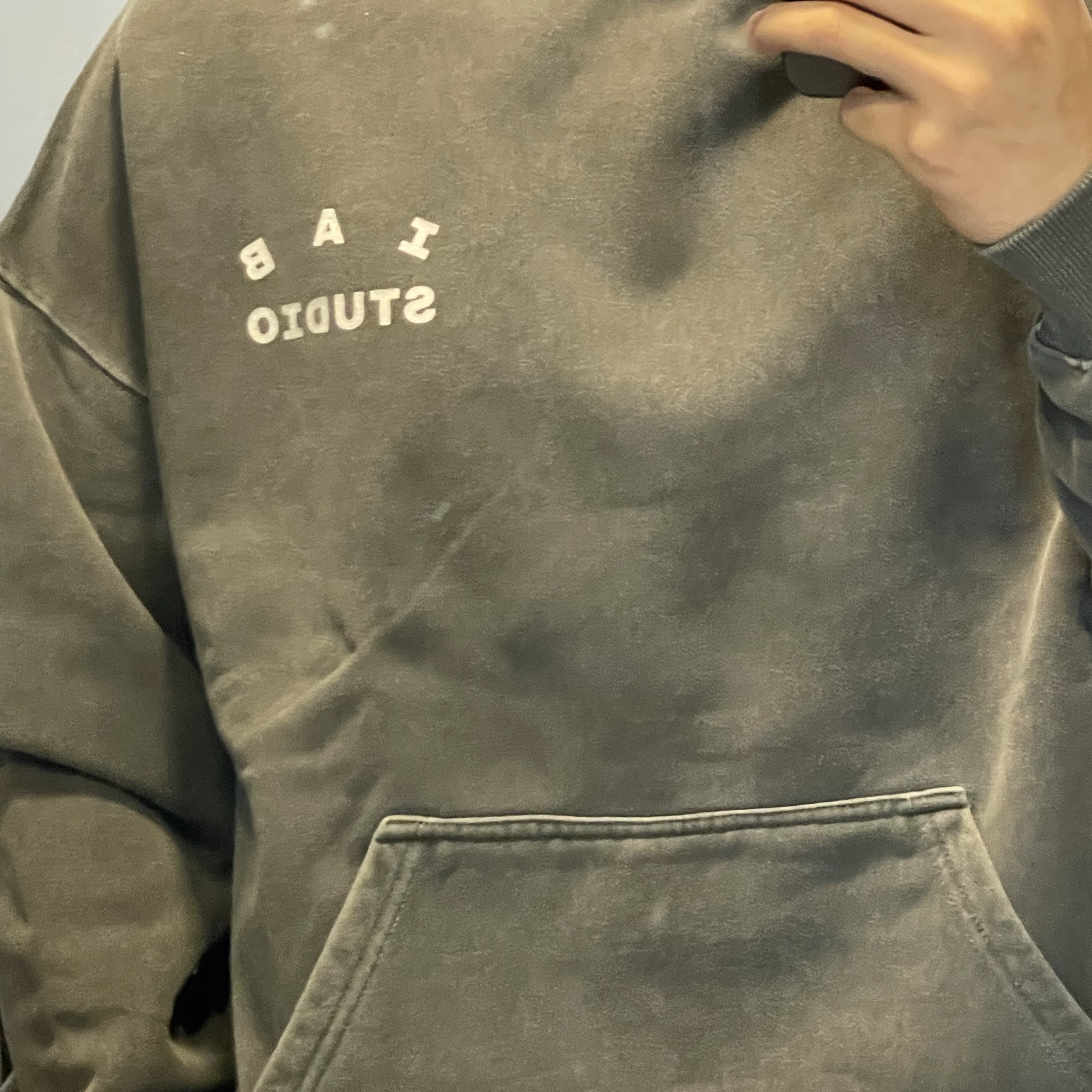 IAB Studio Pigment Hoodie Black 착용 스타일 - 1