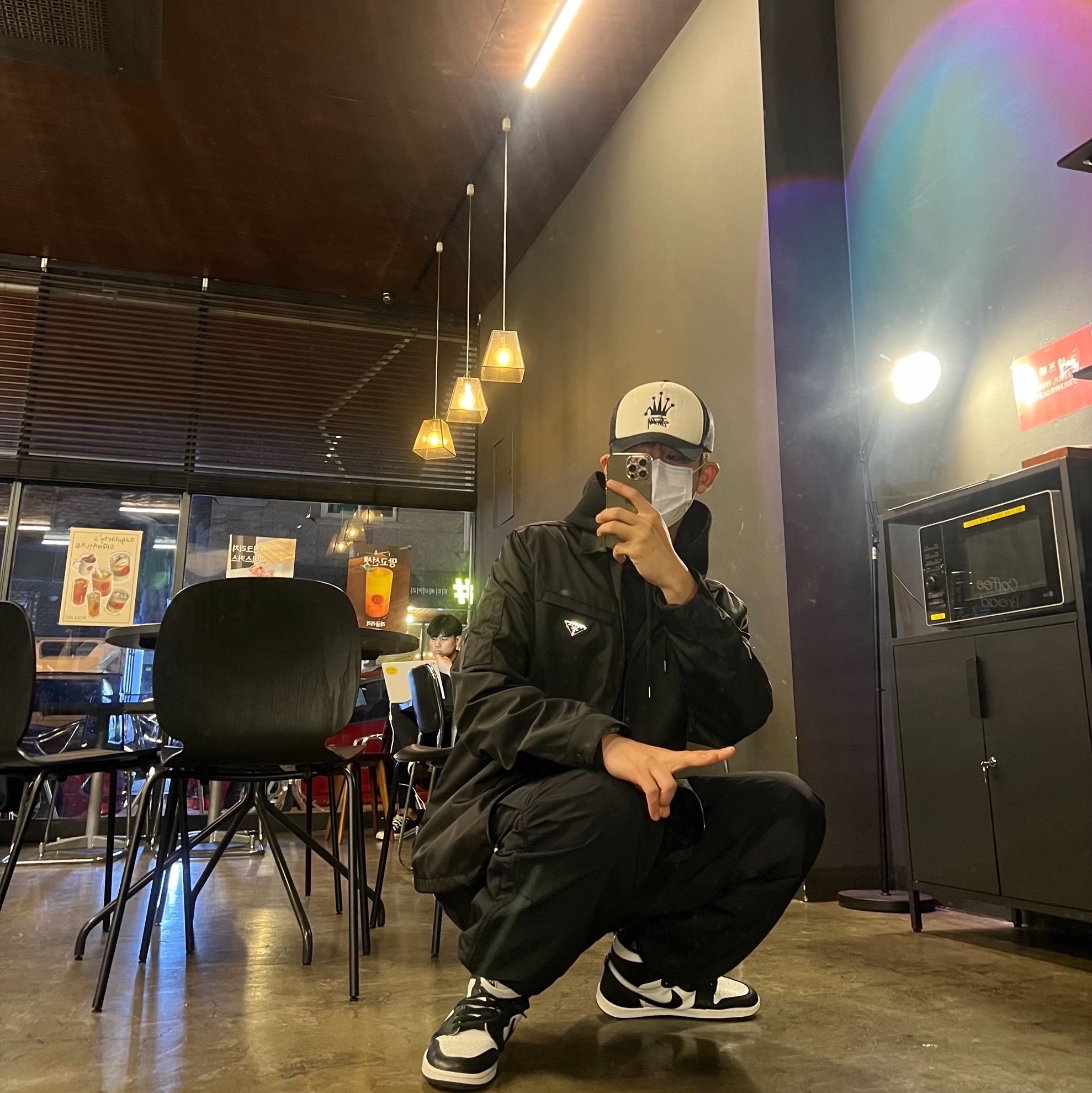 Stussy Crown Stock Trucker Cap Black, Jordan 1 High 85 Black White 착용 스타일 - 2