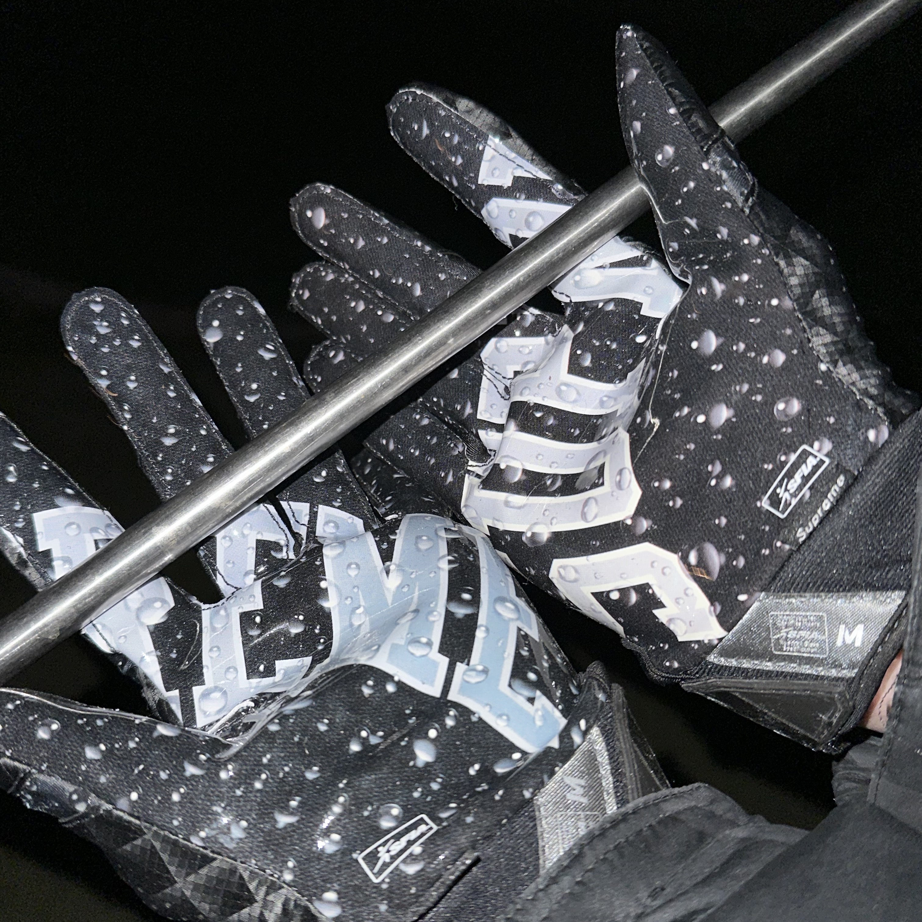 Supreme x Nike Vapor Jet 4.0 Football Gloves Black - 18FW 착용 스타일