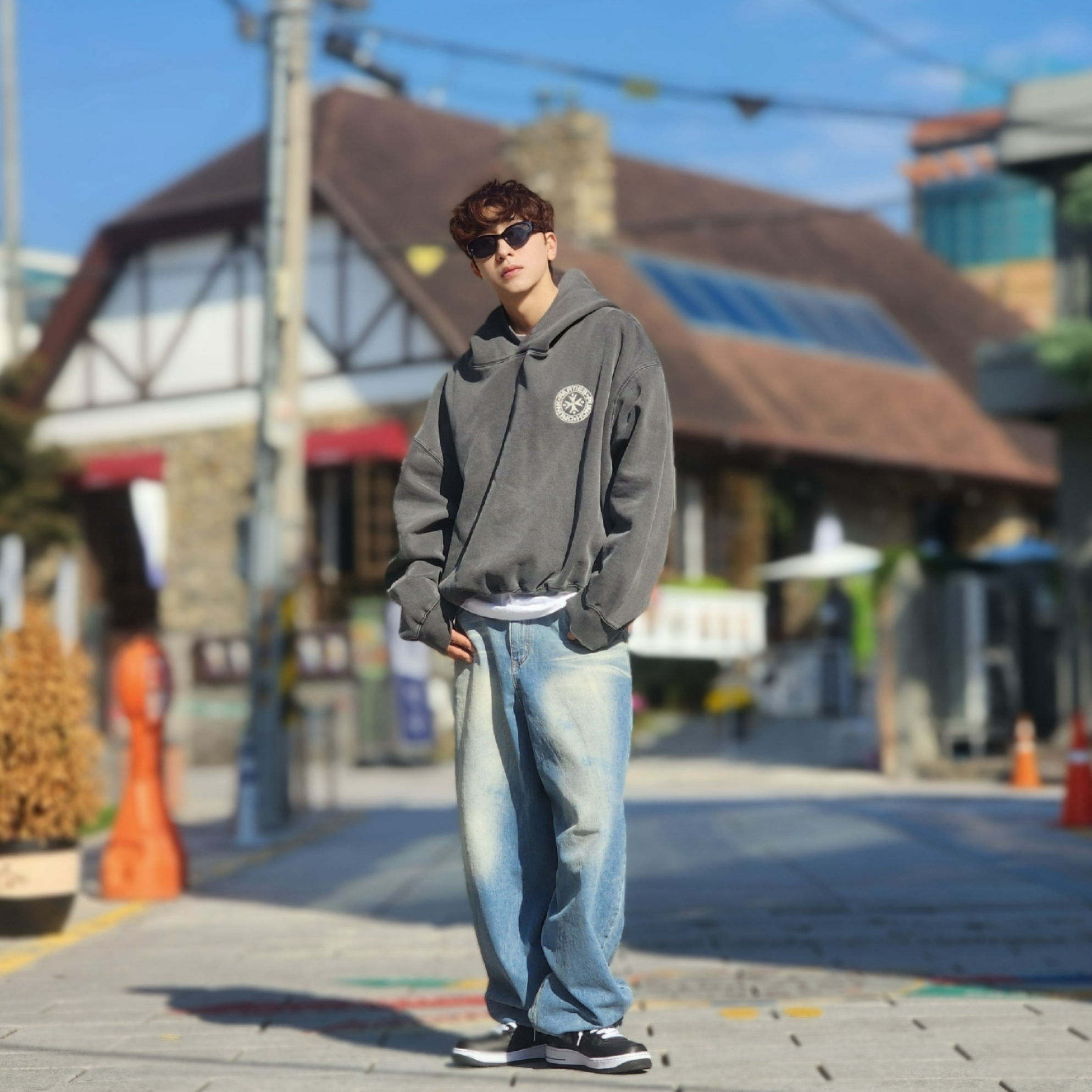 Punch Drunk Parties Circle Logo Garment Dyed Hoodie Charcoal, Nike x Stussy Air Force 1 '07 Mid SP Black 착용 스타일 - 2