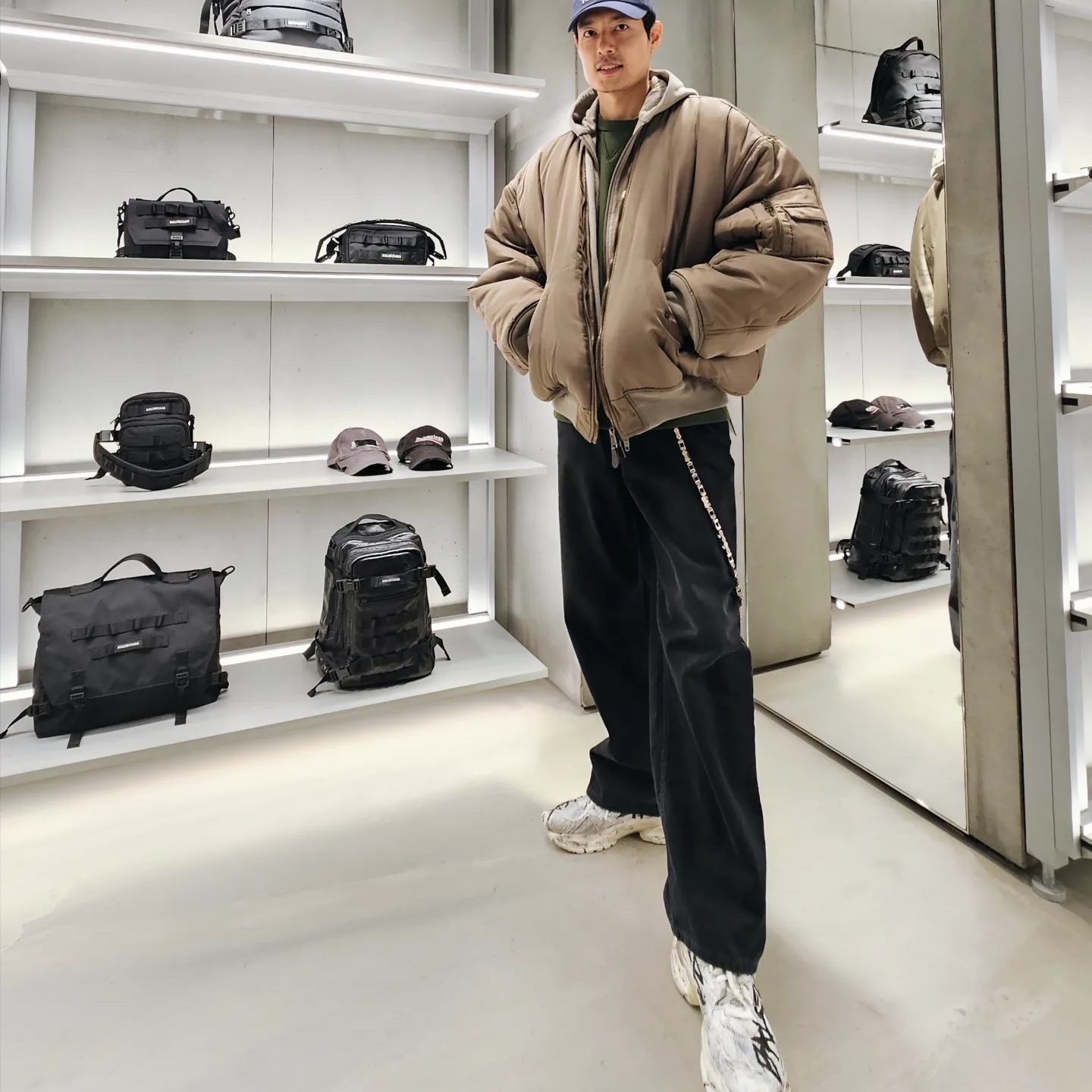 Balenciaga Paris All Oversized Bomber Dark Beige, Balenciaga Runner Graffiti Sneakers White 착용 스타일