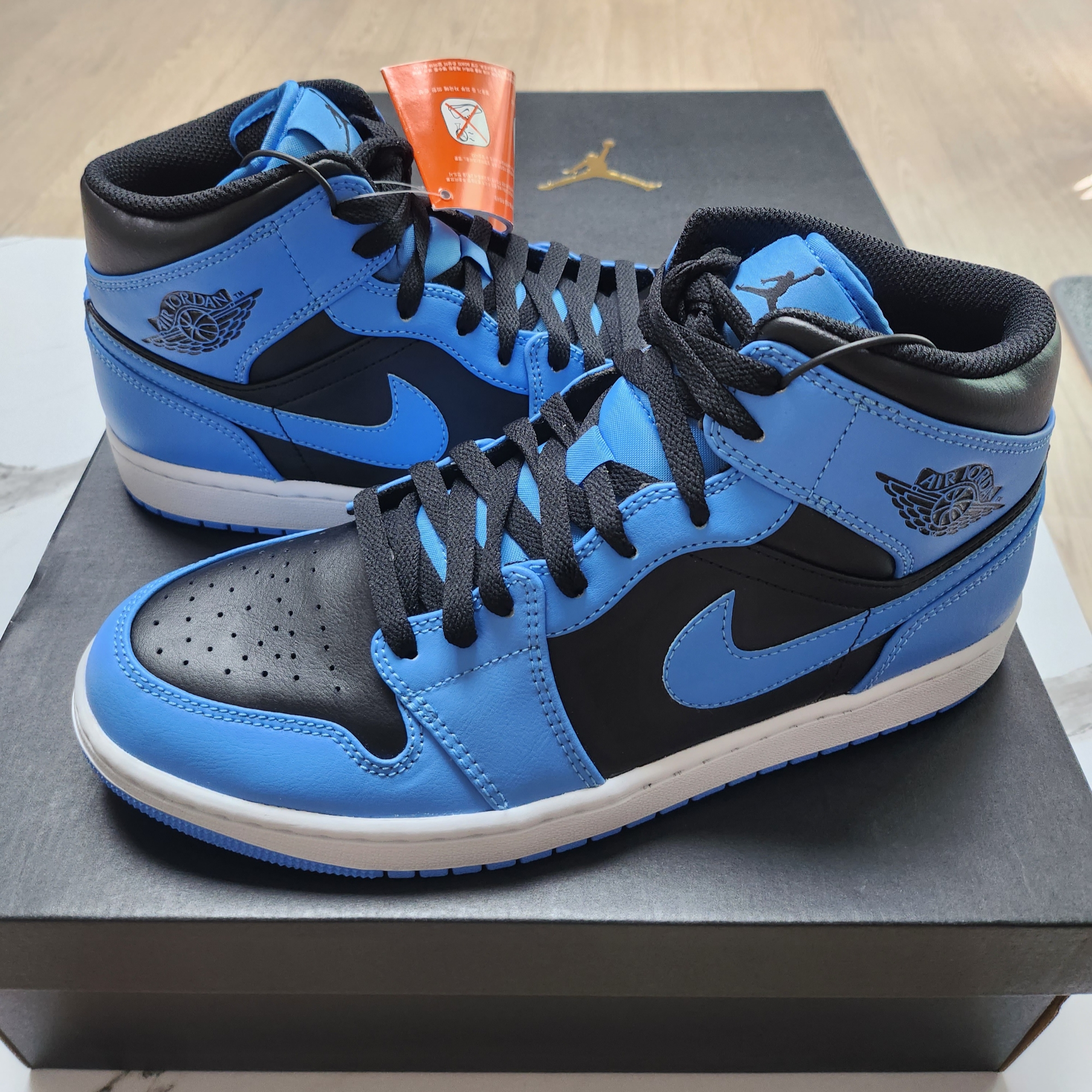 Jordan 1 Mid University Blue Black 착용 스타일 - 1