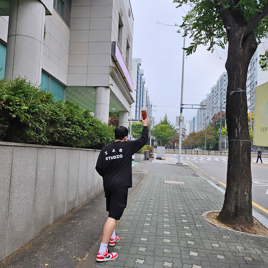 IAB Studio Long Sleeve Black - 23FW, Nike Dunk Low Retro PRM University Red Black 착용 스타일