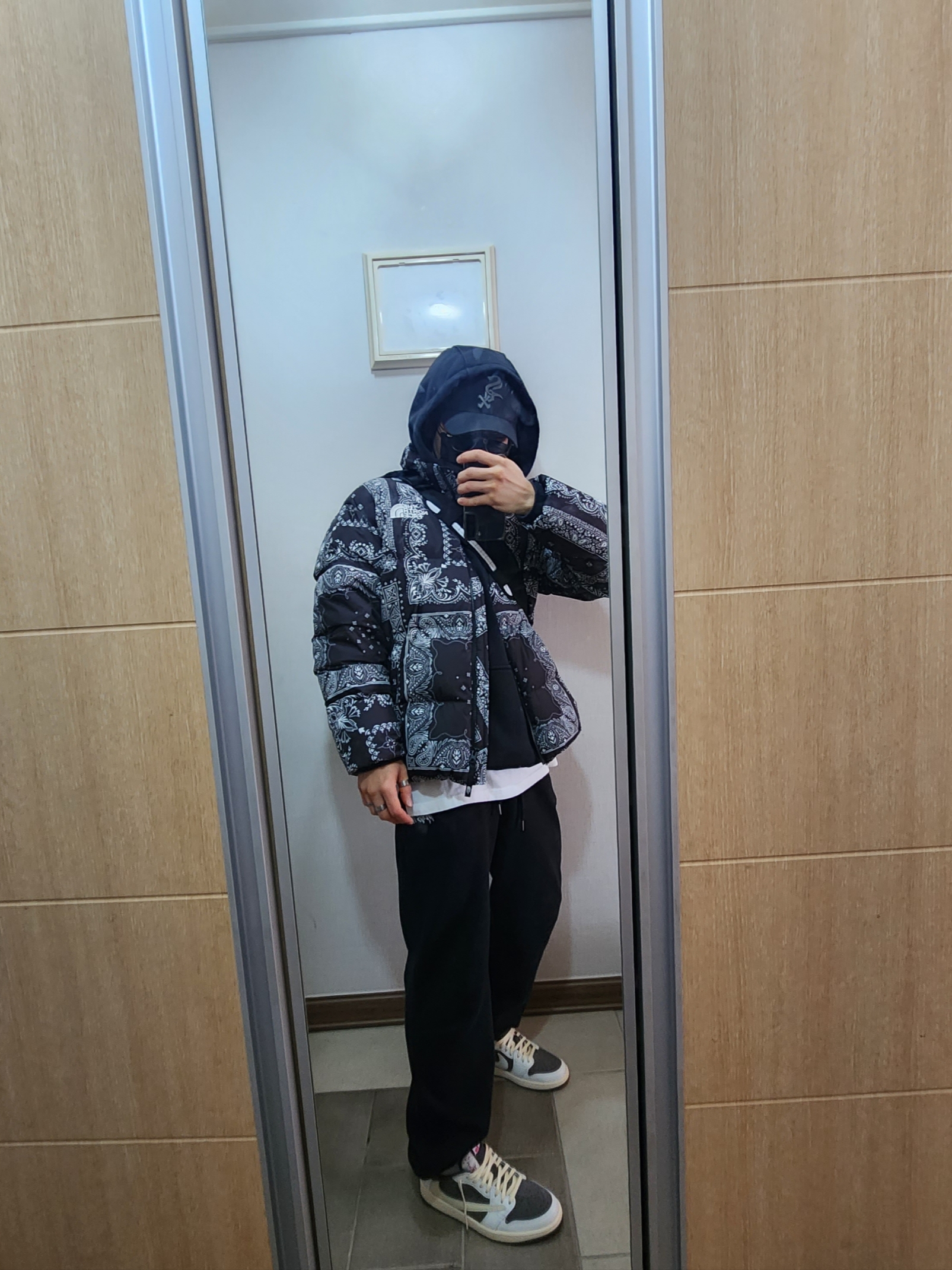 Jordan 1 x Travis Scott Retro Low OG SP Sail and Ridgerock, Nike x Travis Scott NRG AG Utility Hoodie Black 착용 스타일