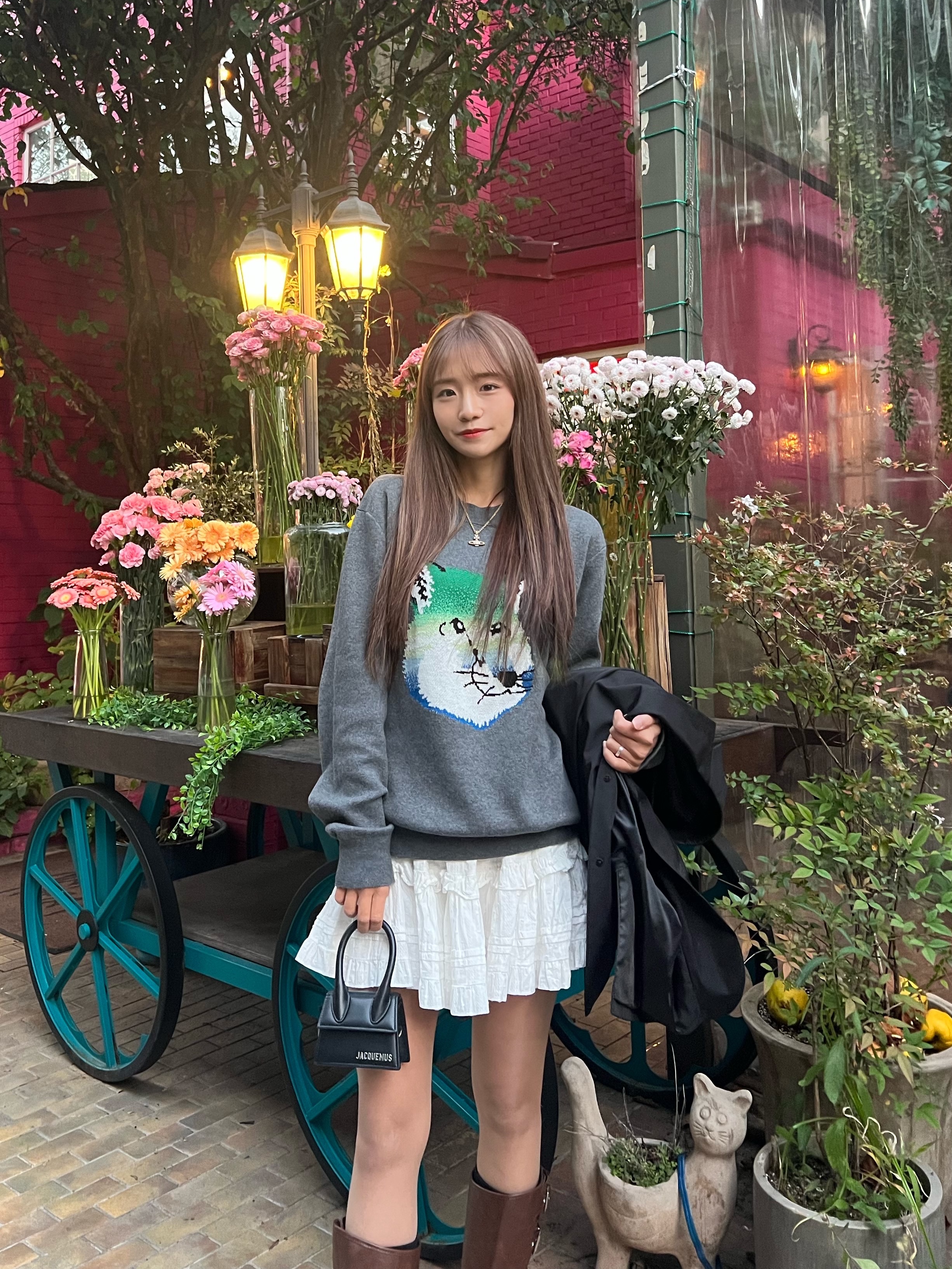 Jacquemus Le Chiquito Homme Mini Handbag Black, Maison Kitsune Vibrant Fox Head Instarsia Comfort Pullover Dark Grey Melange 착용 스타일 - 3