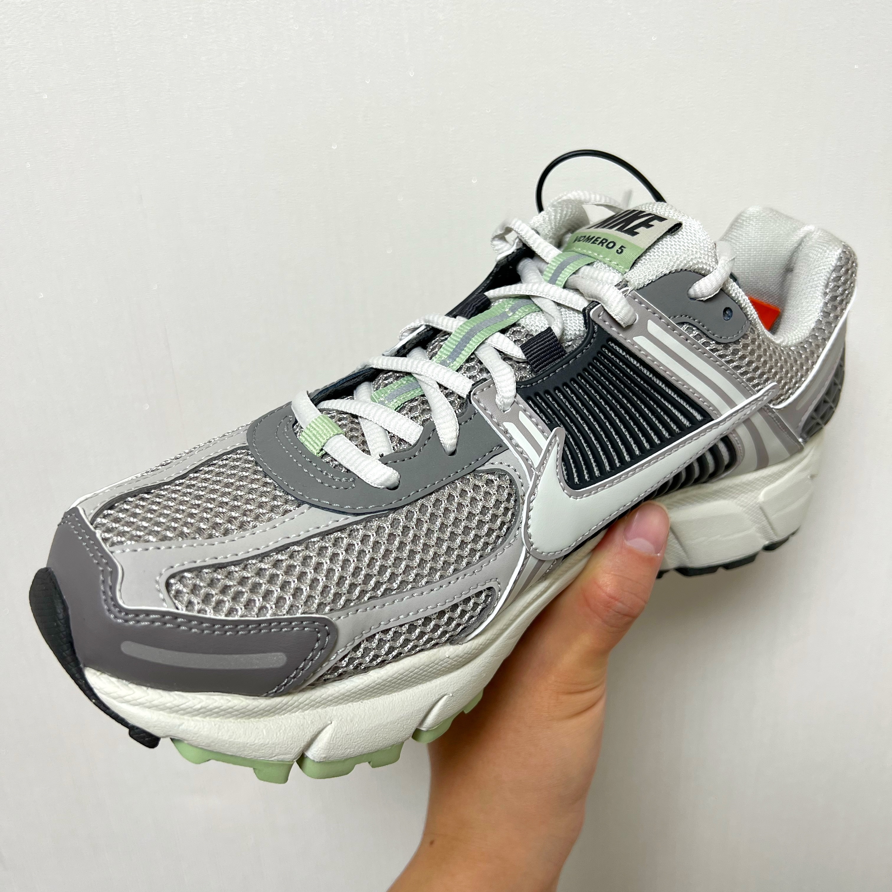 (W) Nike Zoom Vomero 5 Cobblestone and Flat Pewter 착용 스타일