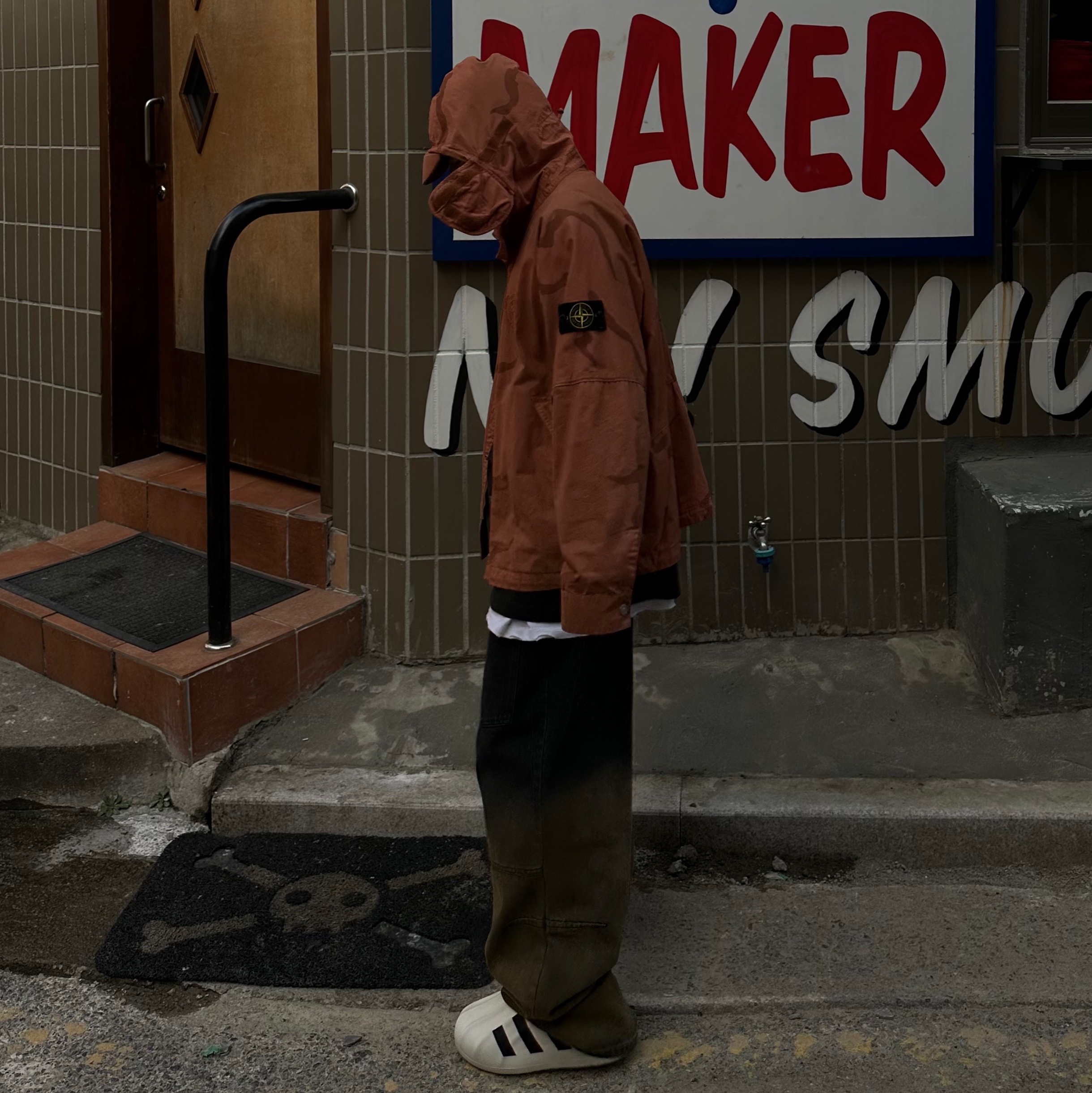 Adidas Adifom Superstar Core White, Supreme x Stone Island Riot Mask Camo Jacket Coral - 19SS 착용 스타일 - 1