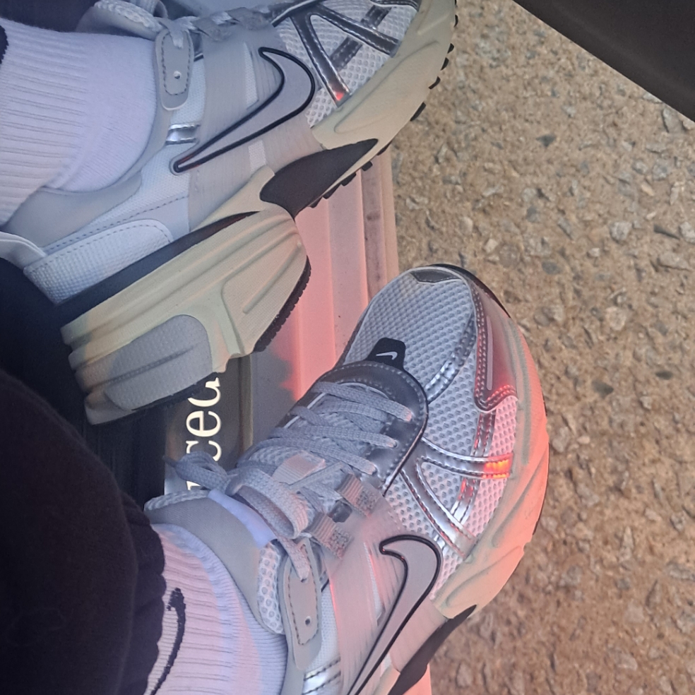 Nike V2K Run Summit White Metallic Silver 착용 스타일
