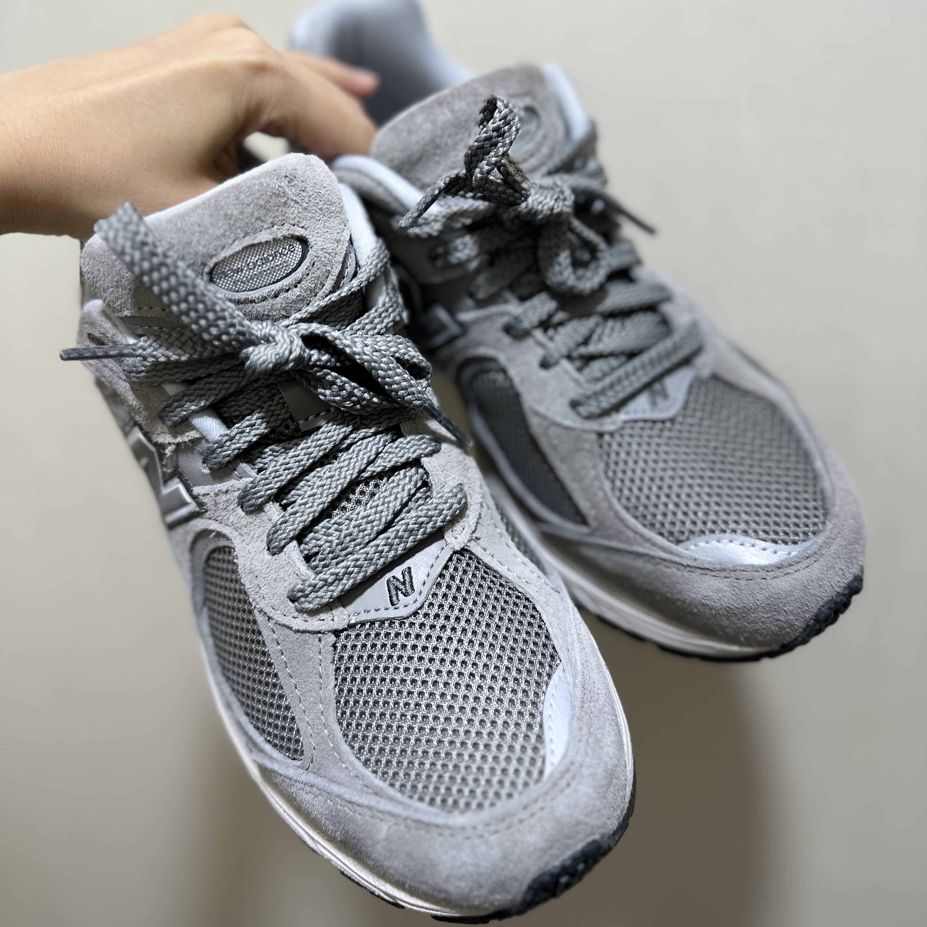 New Balance 2002R Grey 착용 스타일