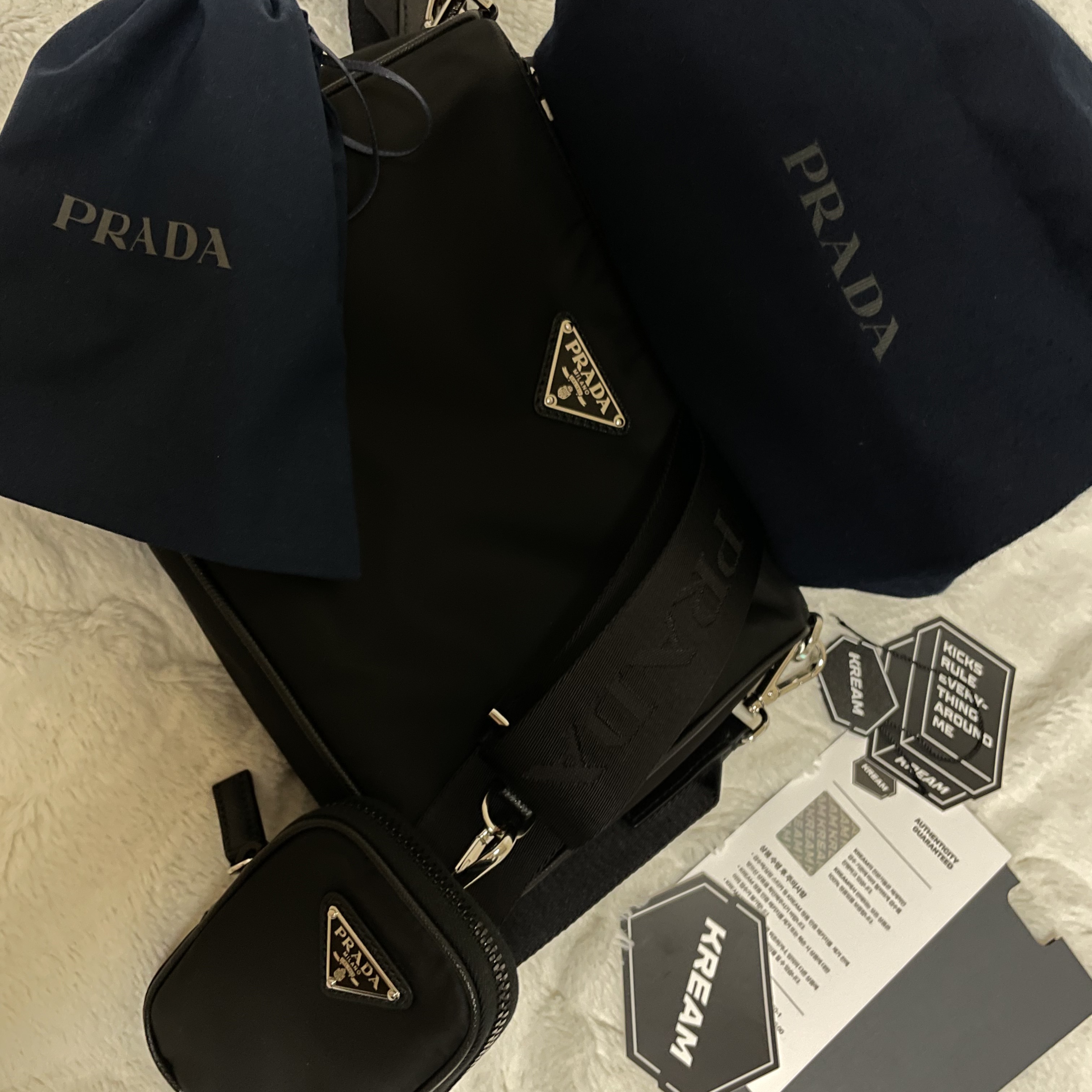 Prada Re-Nylon and Saffiano Leather Shoulder Bag Black 착용 스타일 - 1