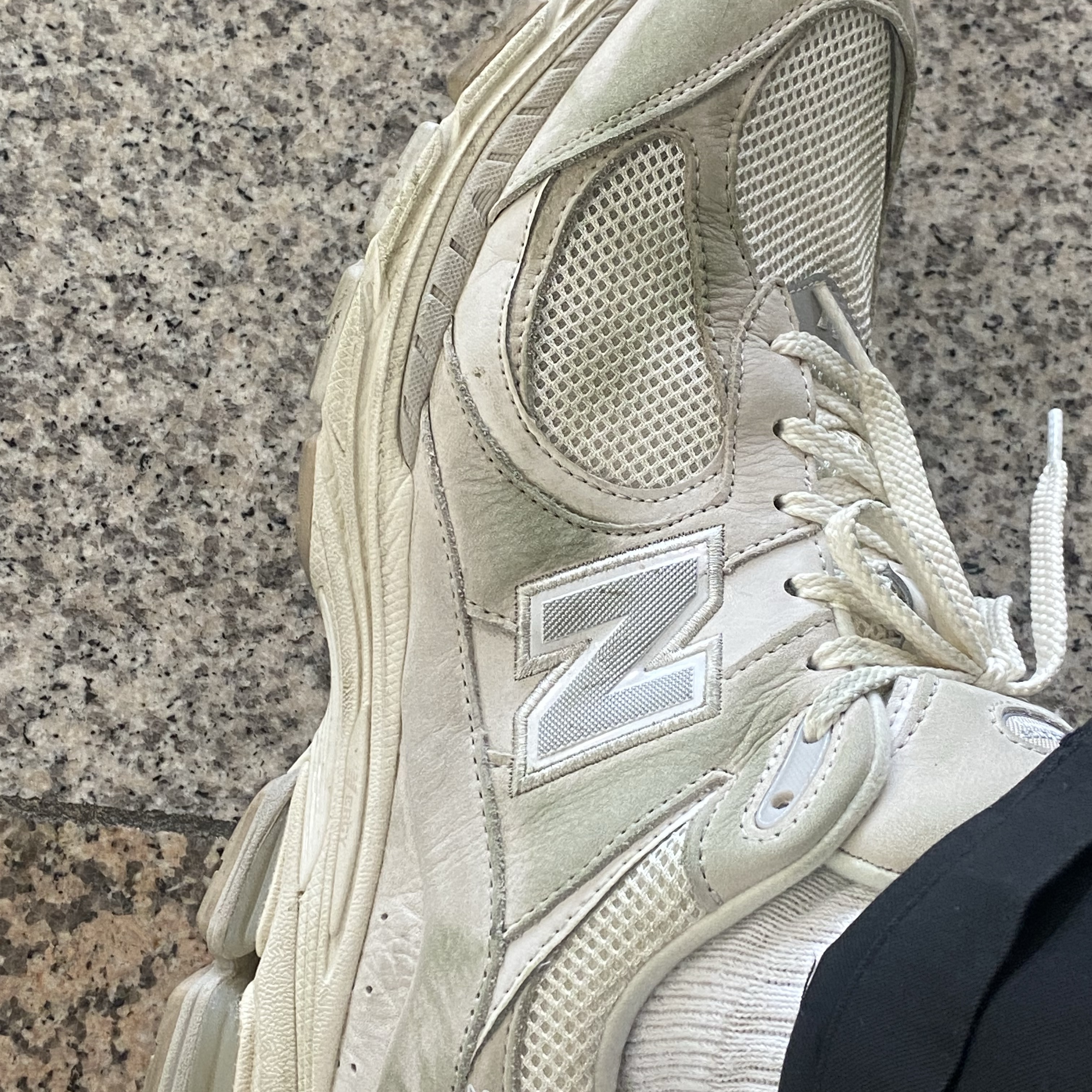 New Balance 2002R White Ivory 착용 스타일 - 3