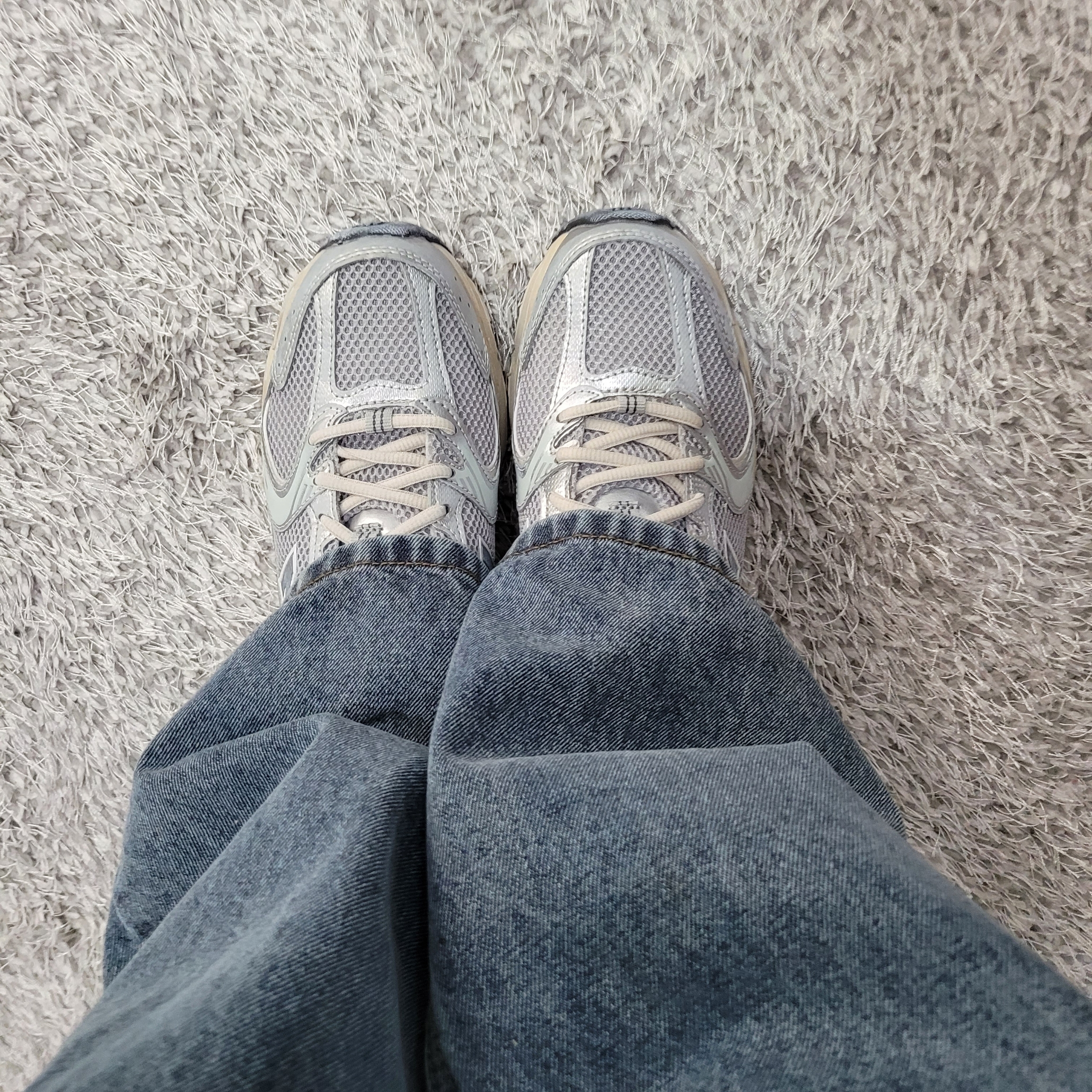 New Balance 530 Vintage Metallic Silver 착용 스타일 - 1