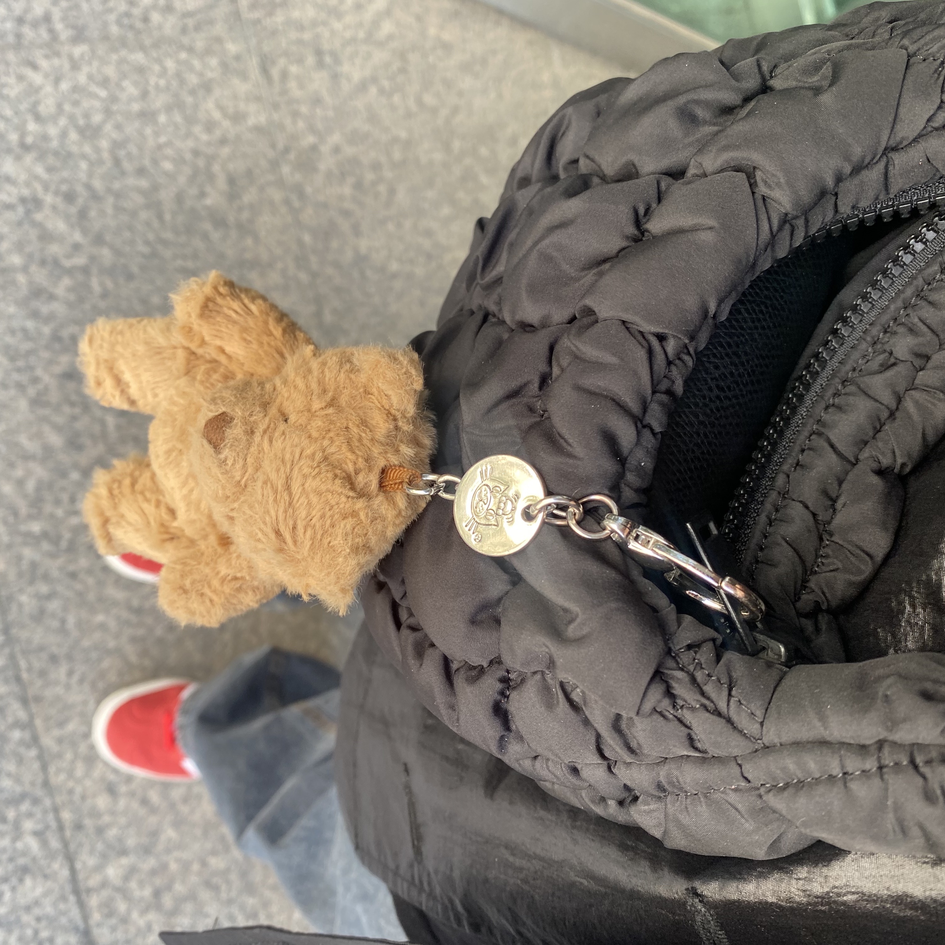 Jellycat Bartholomew Bear Bag Charm Brown, COS Quilted Micro Bag Black 착용 스타일 - 3