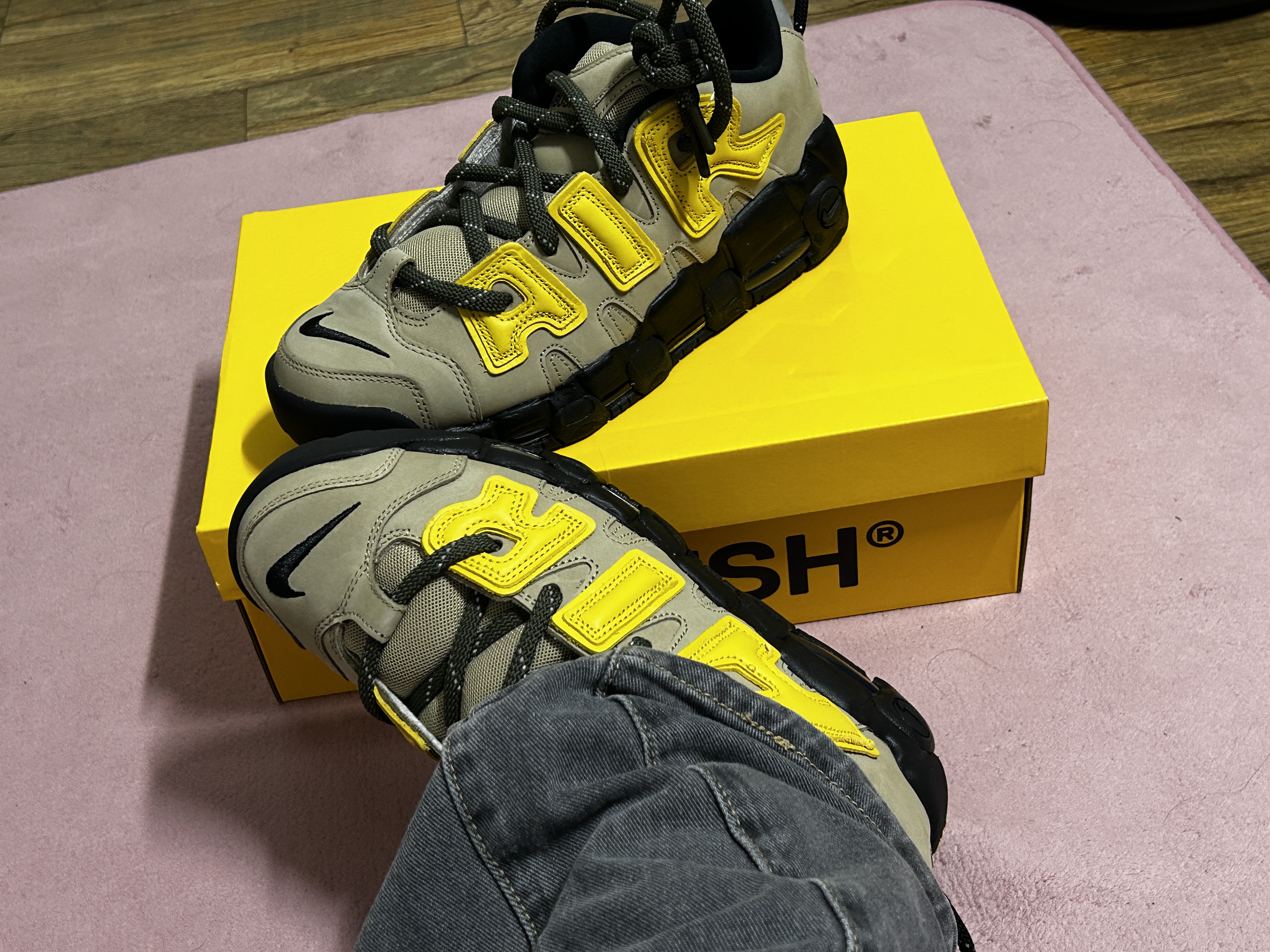 Nike x Ambush Air More Uptempo Low Vivid Sulfur and Limestone 착용 스타일 - 4