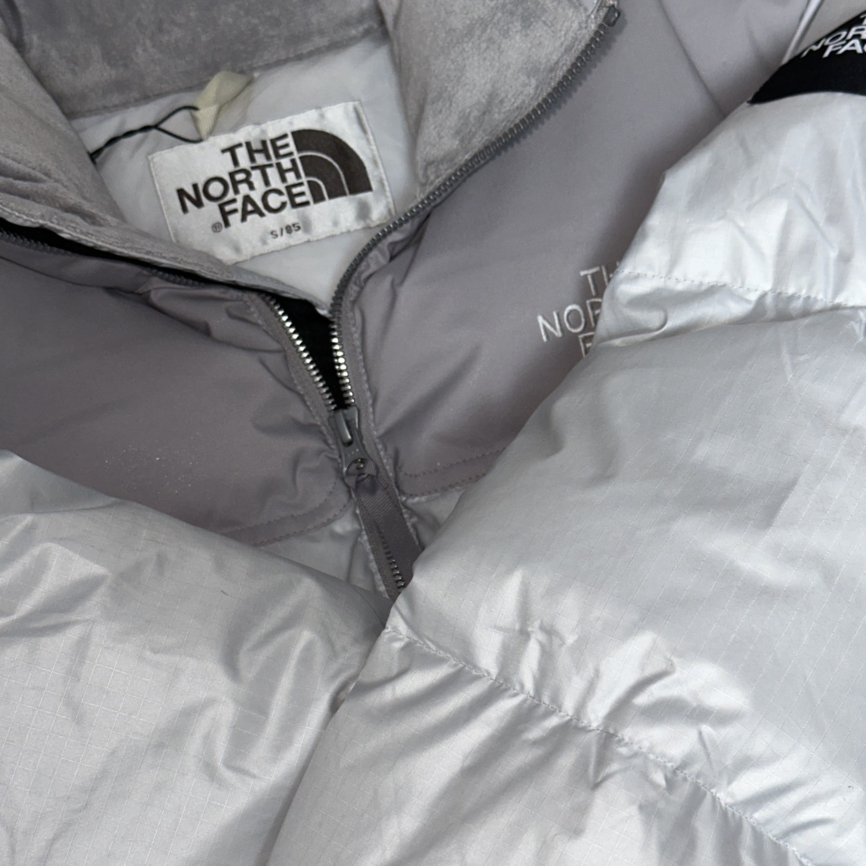 (W) The North Face White Label Novelty Nuptse Down Jacket Ice Gray 착용 스타일