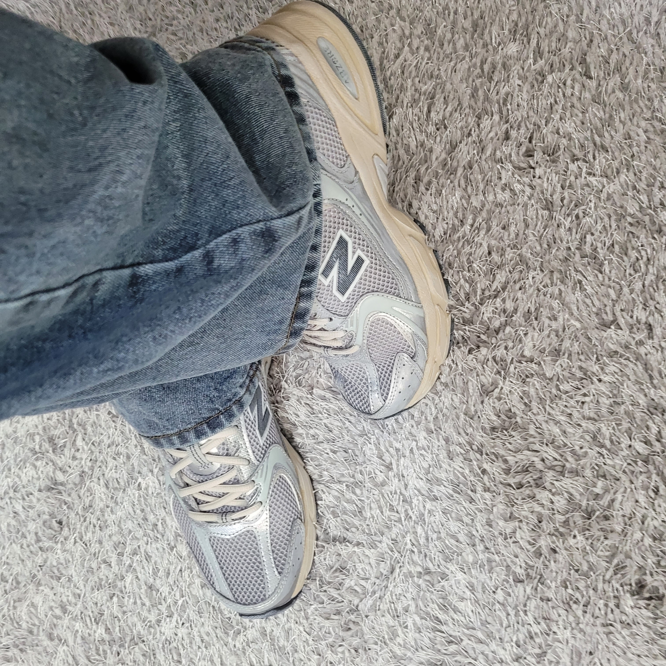 New Balance 530 Vintage Metallic Silver 착용 스타일 - 3