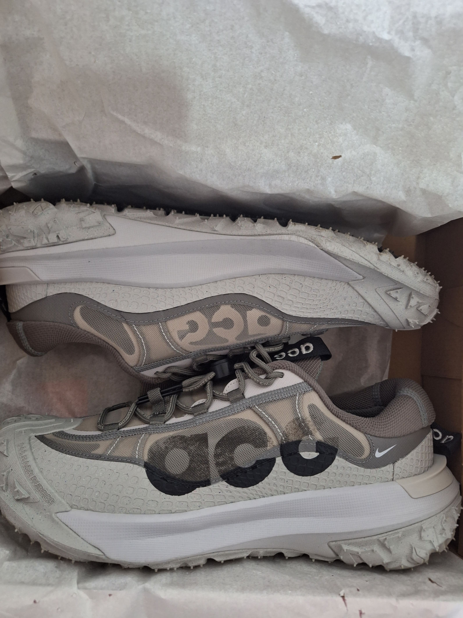 Nike ACG Mountain Fly 2 Low Light Iron Ore Black 착용 스타일