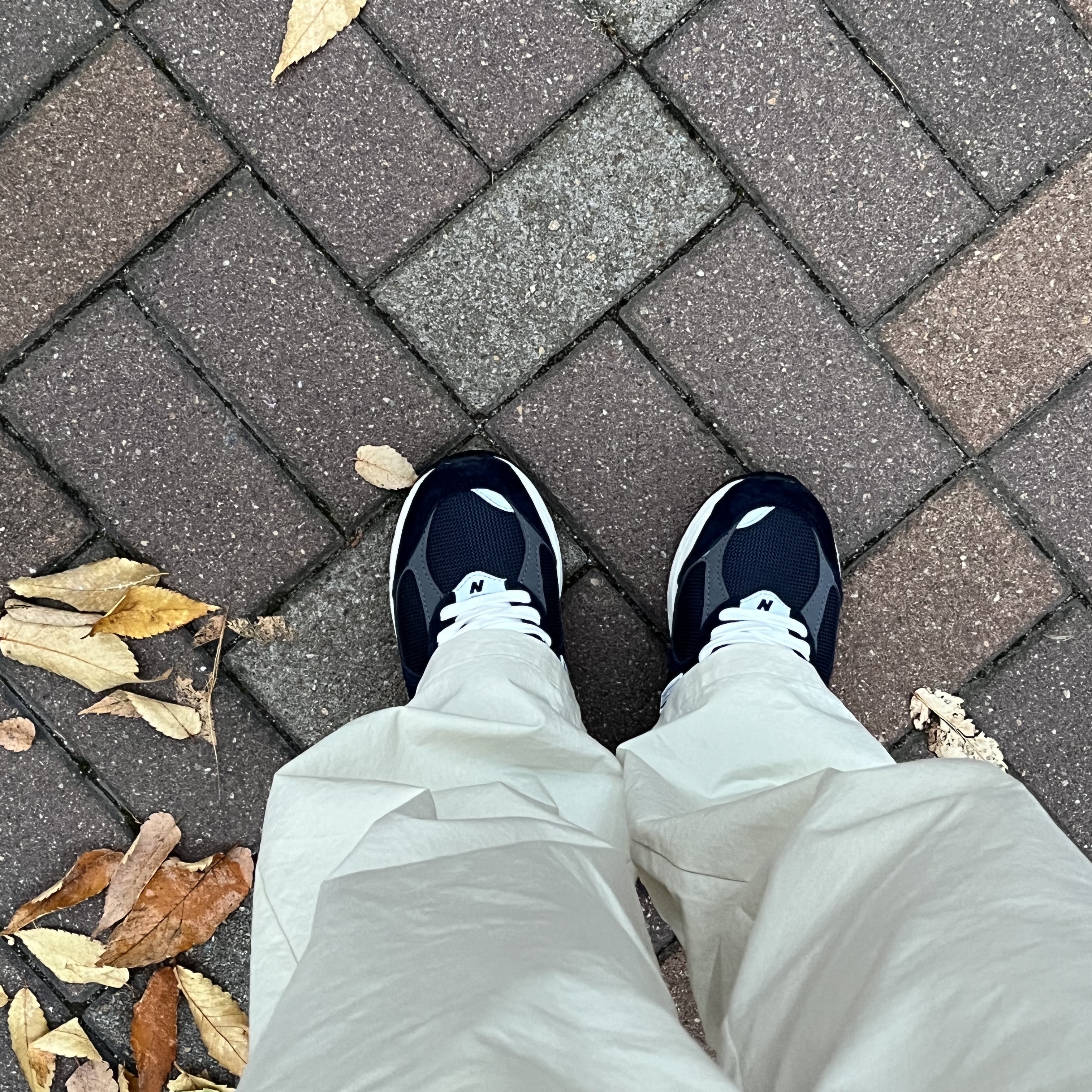New Balance 2002R Eclipse Castlerock 착용 스타일 - 1