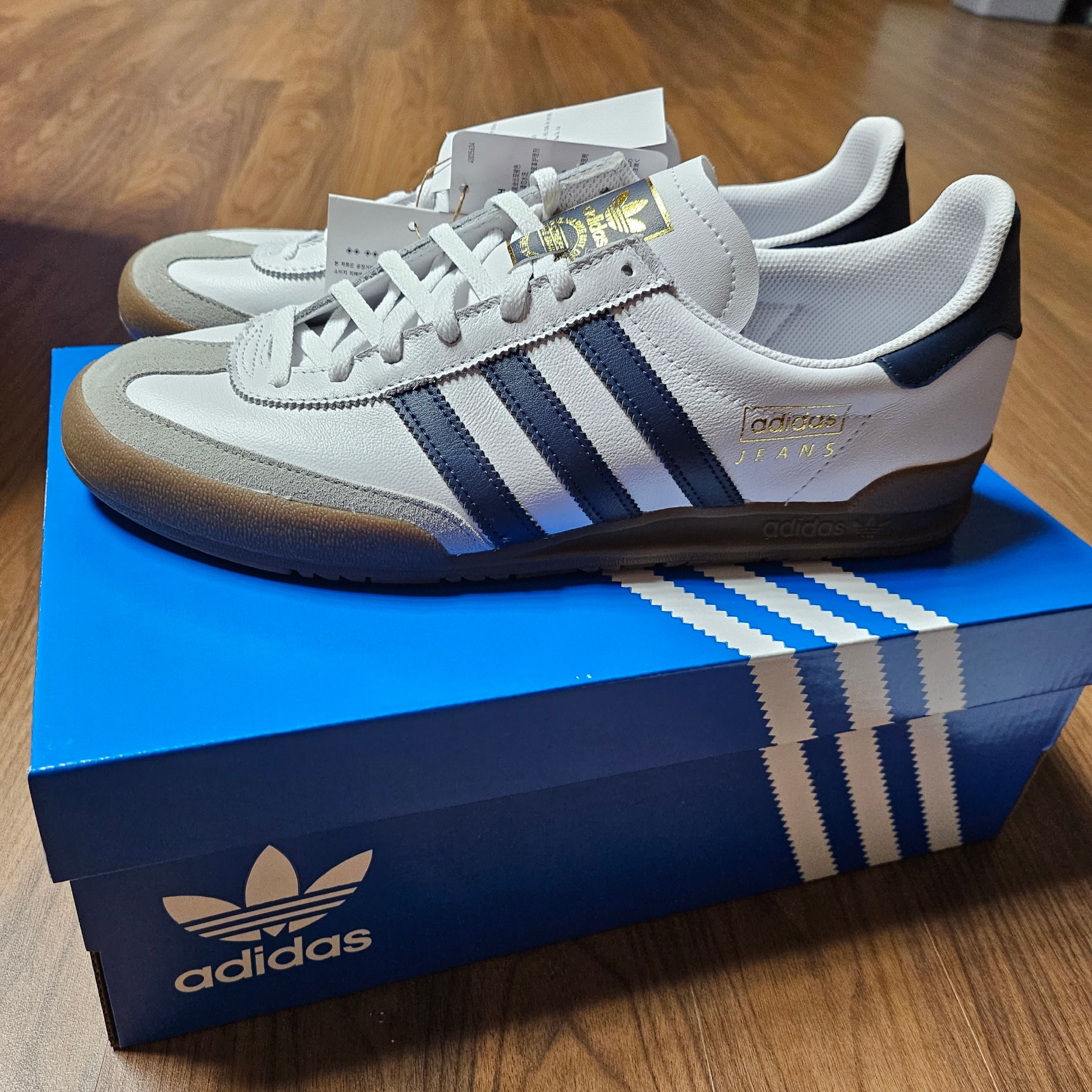 Adidas Jeans Cloud White Collegiate Navy Gum 착용 스타일