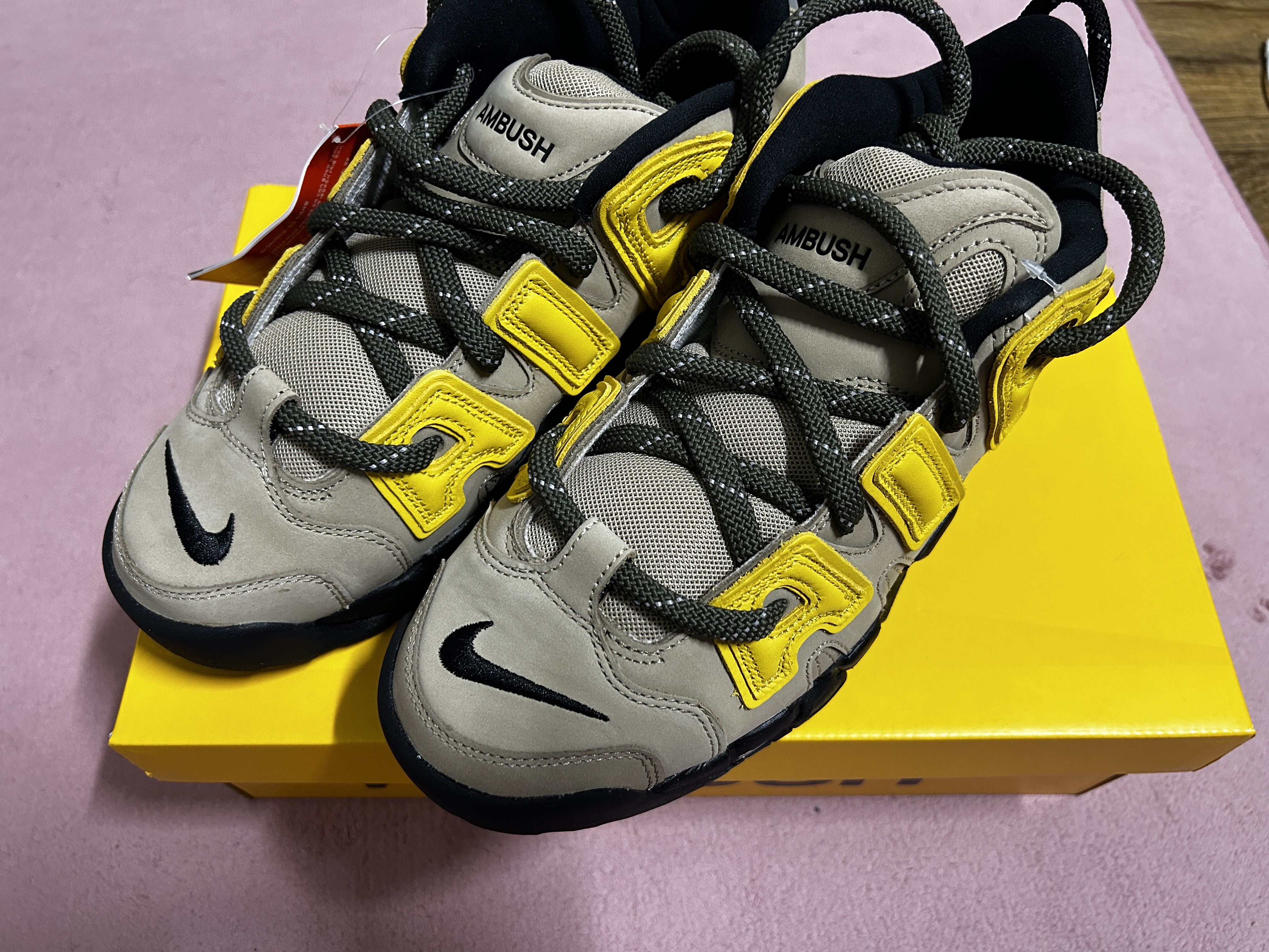 Nike x Ambush Air More Uptempo Low Vivid Sulfur and Limestone 착용 스타일 - 3