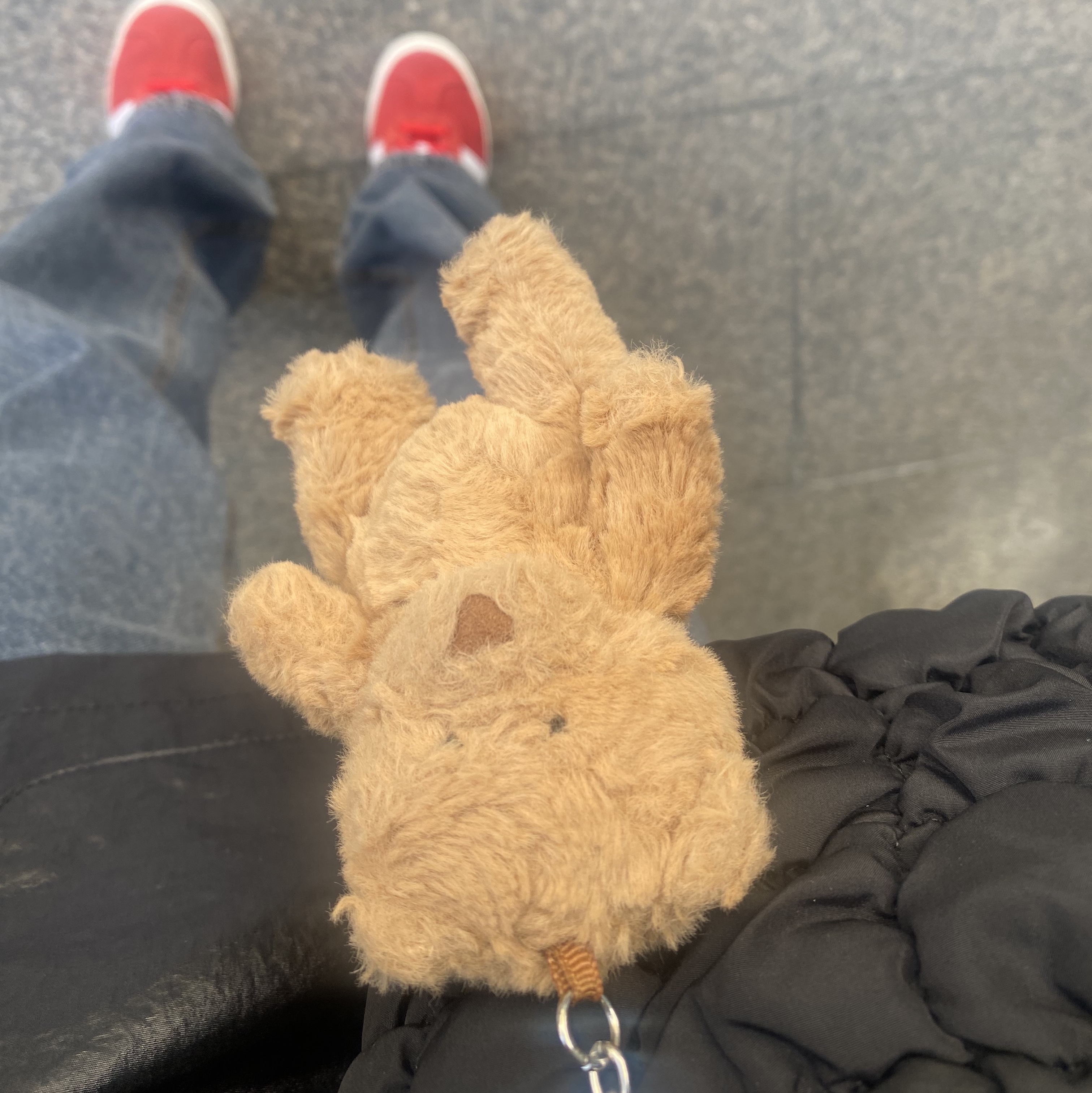 Jellycat Bartholomew Bear Bag Charm Brown, COS Quilted Micro Bag Black 착용 스타일 - 2