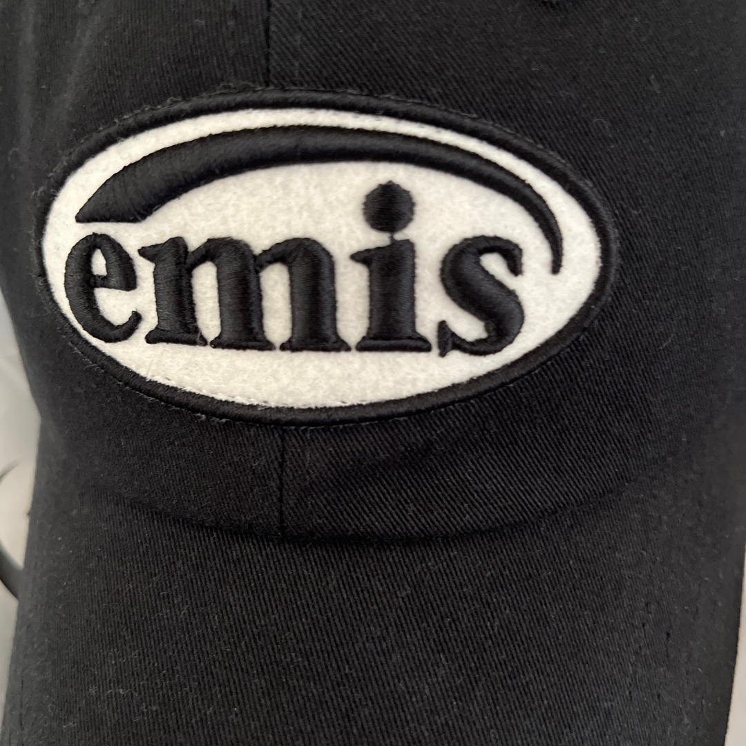 Emis New Logo Emis Cap Black 착용 스타일