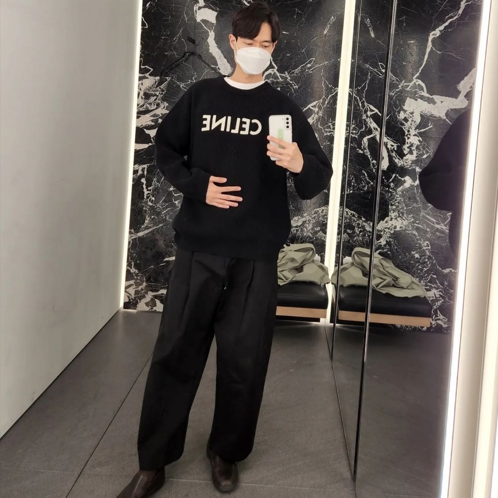 Celine Oversized Sweater in Ribbed Wool Black 착용 스타일