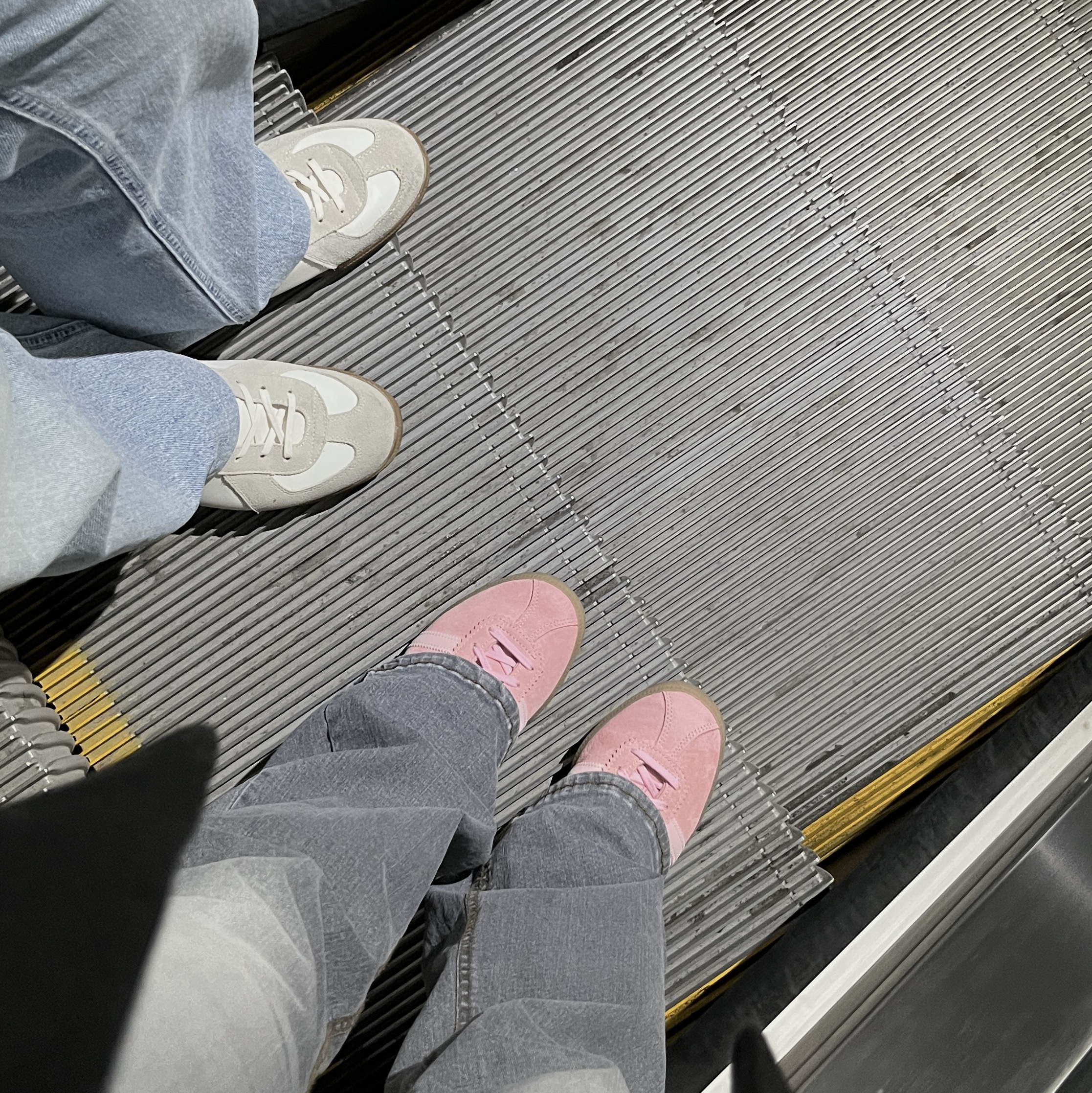 Adidas Bermuda Glow Pink 착용 스타일 - 1