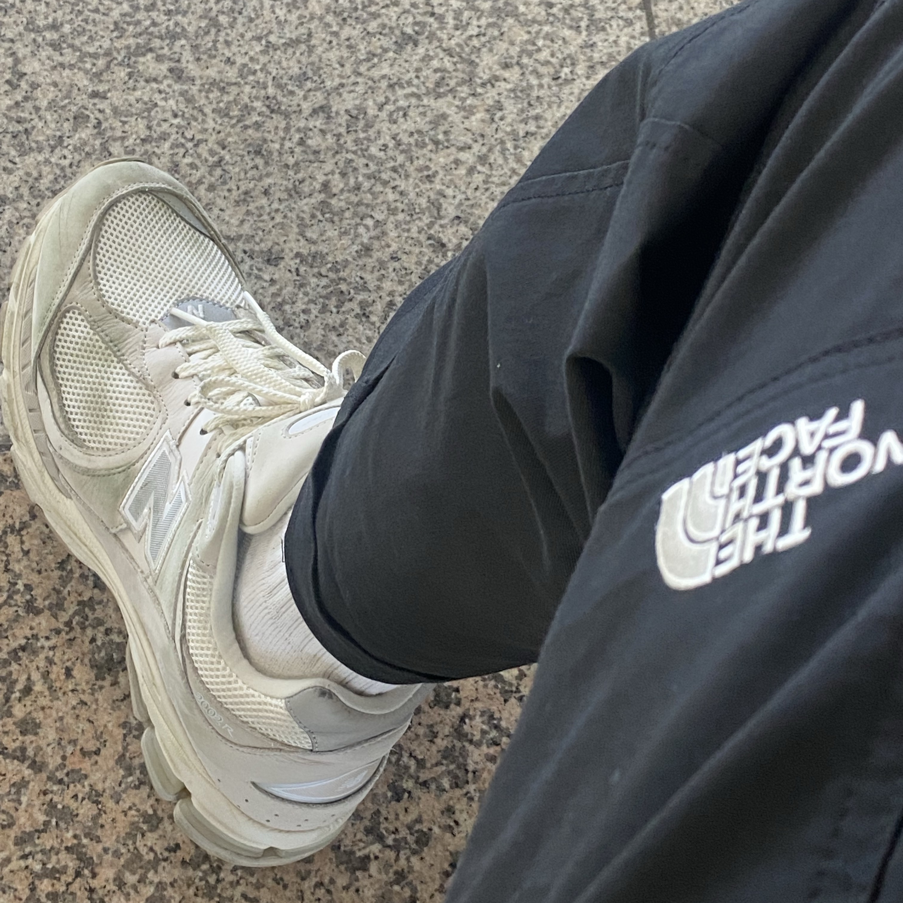 New Balance 2002R White Ivory 착용 스타일 - 1