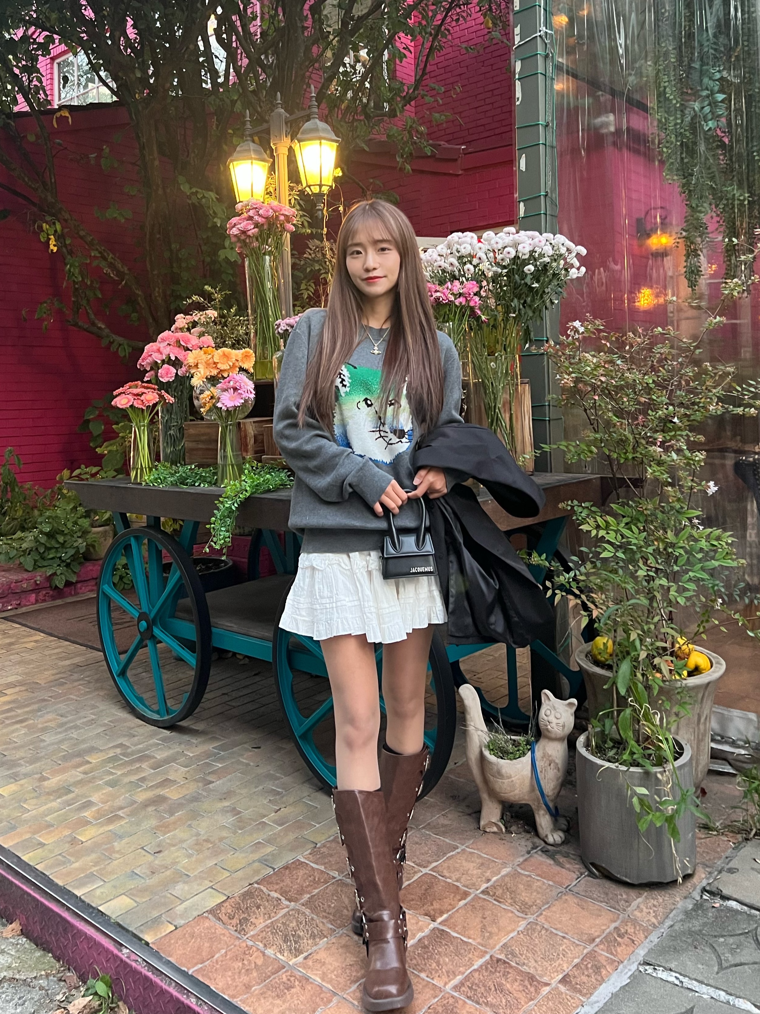 Jacquemus Le Chiquito Homme Mini Handbag Black, Maison Kitsune Vibrant Fox Head Instarsia Comfort Pullover Dark Grey Melange 착용 스타일 - 1