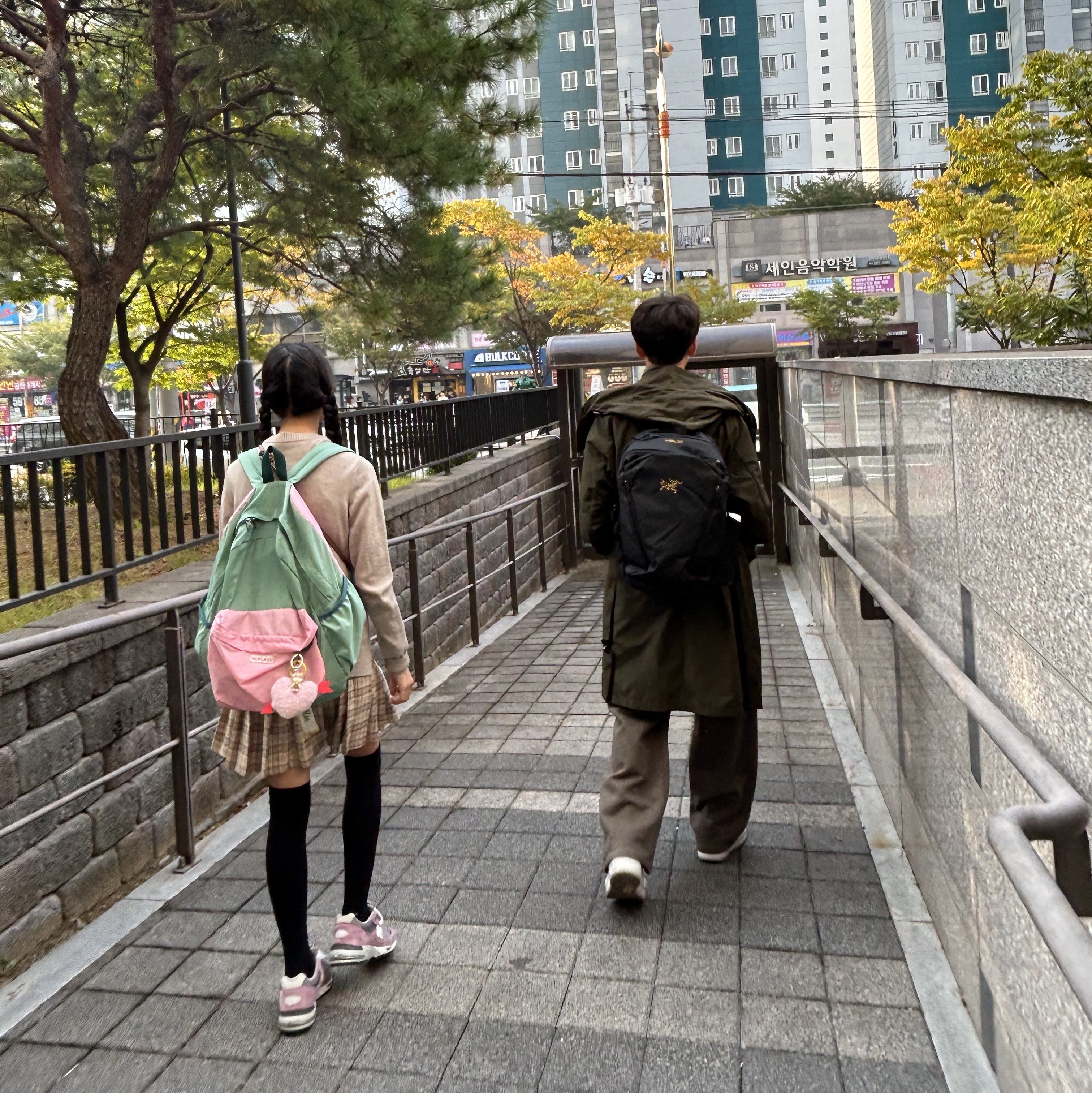 Arc'teryx Mantis 26 Backpack Black, (W) New Balance 991 Made in UK Pink Grey 착용 스타일