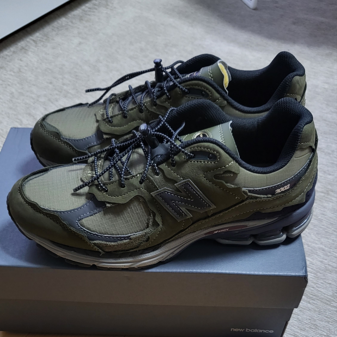 New Balance 2002R Protection Dark Moss 착용 스타일
