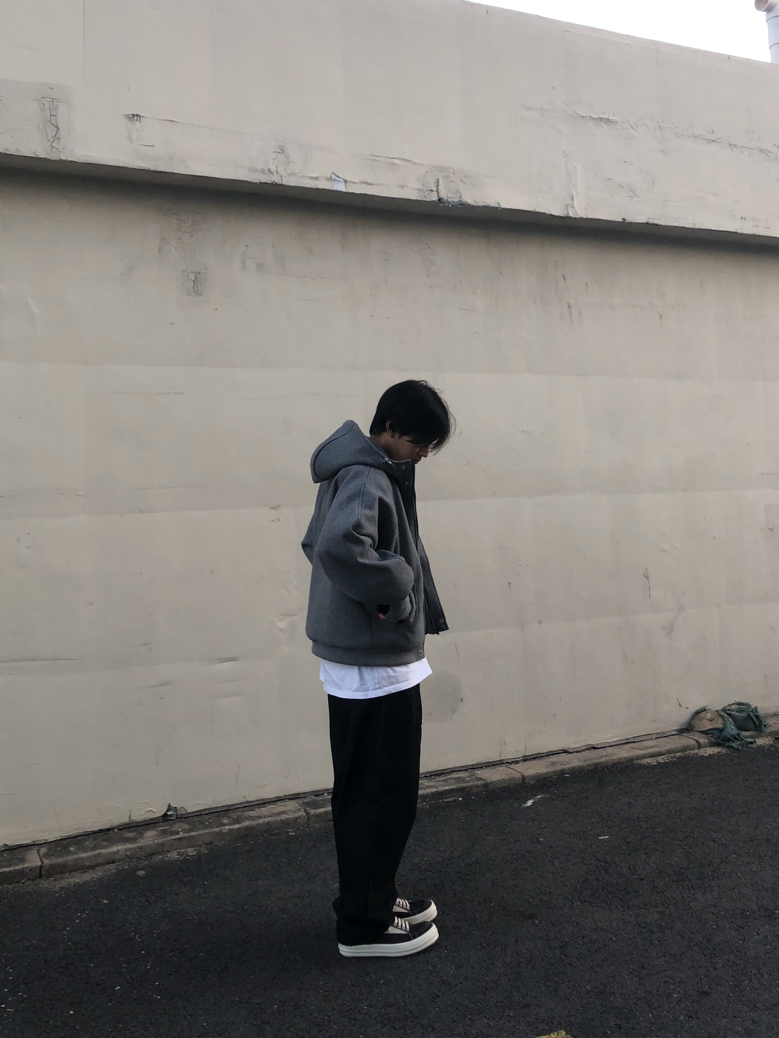 Rick Owens Drkshdw Suede Vintage Sneakers Dark Dust Pearl Milk White 착용 스타일 - 5