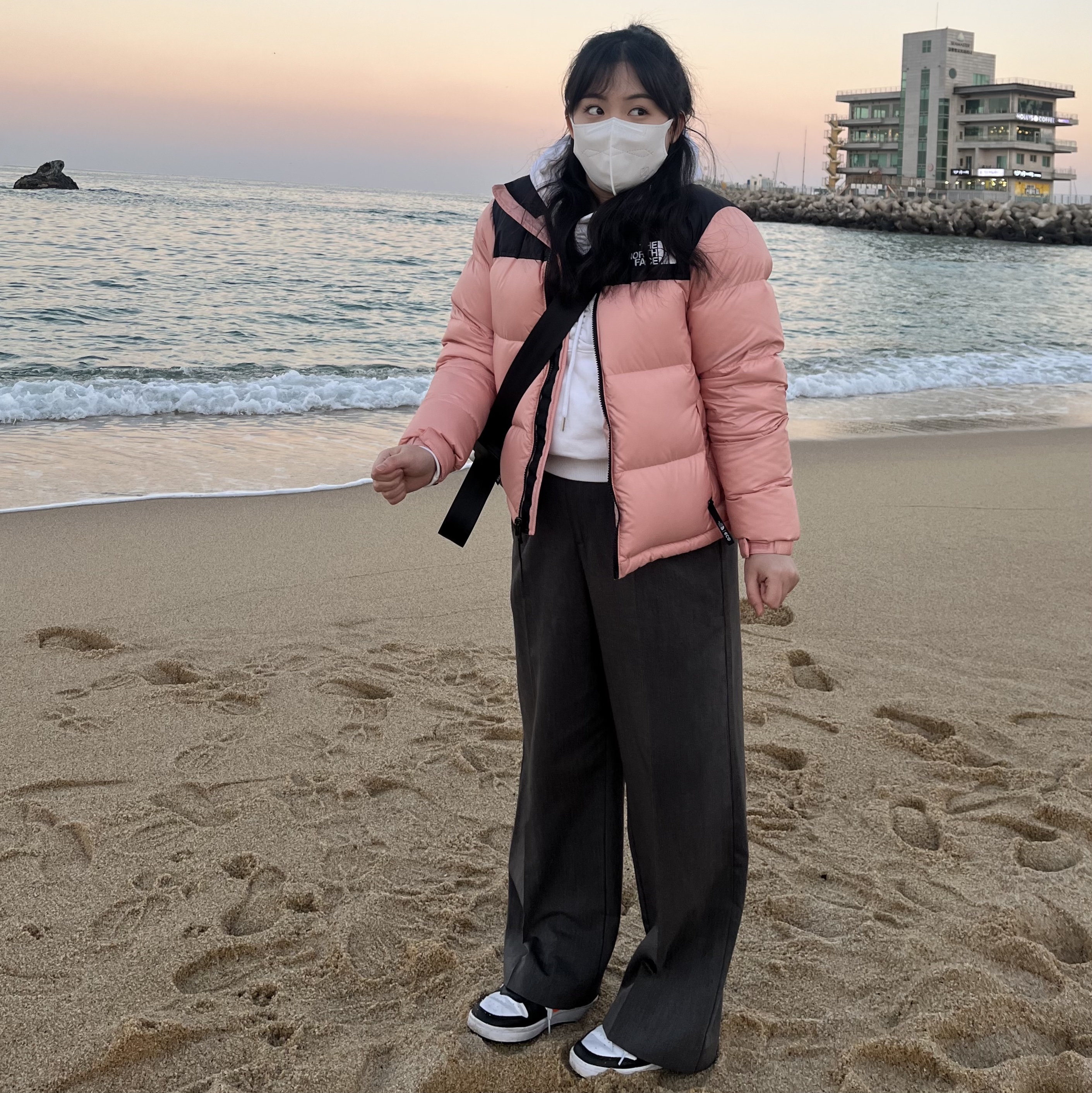 (W) The North Face 1996 Eco Nuptse Jacket Dusty Rose 착용 스타일 - 2