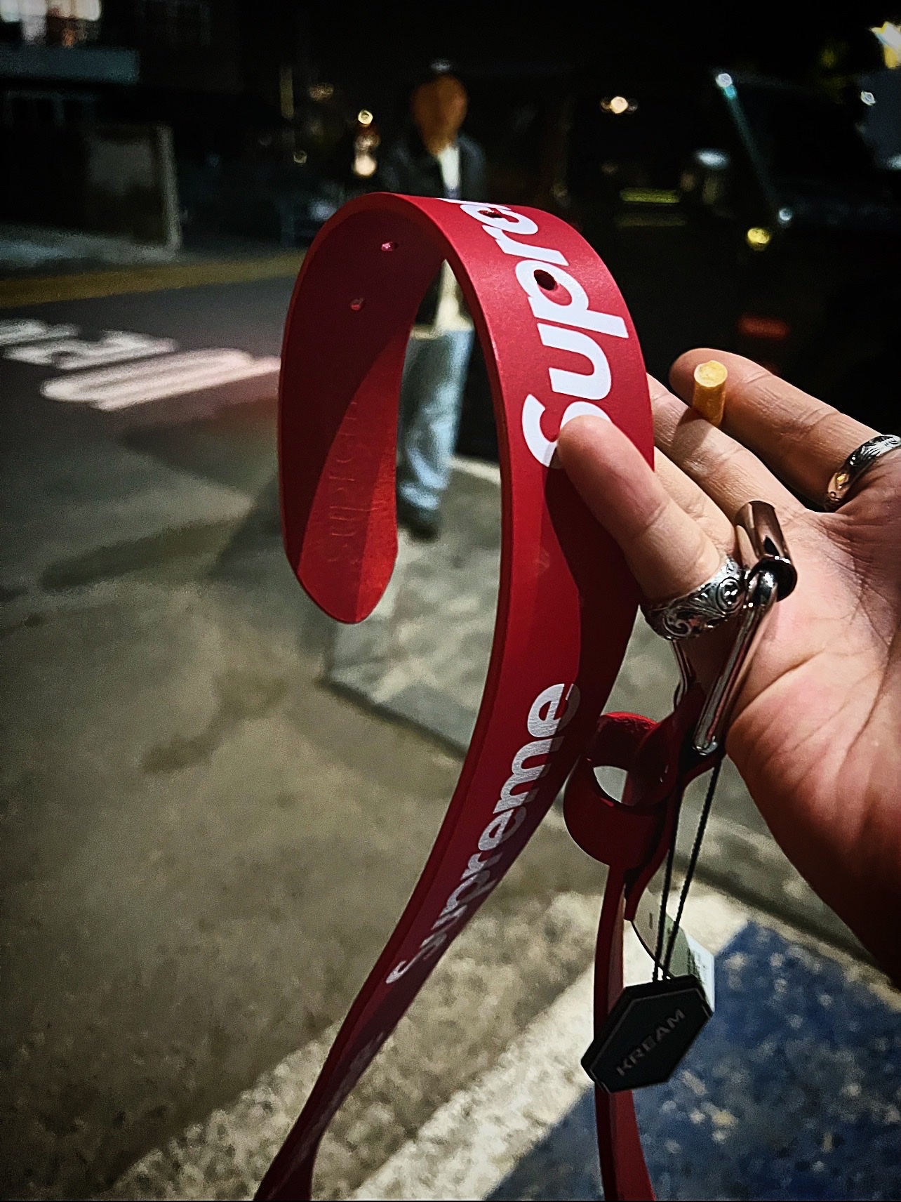 Supreme Seoul Box Logo T-Shirt White - 23FW, Clarks x Supreme Wallabee Blue Bandana 착용 스타일 - 4