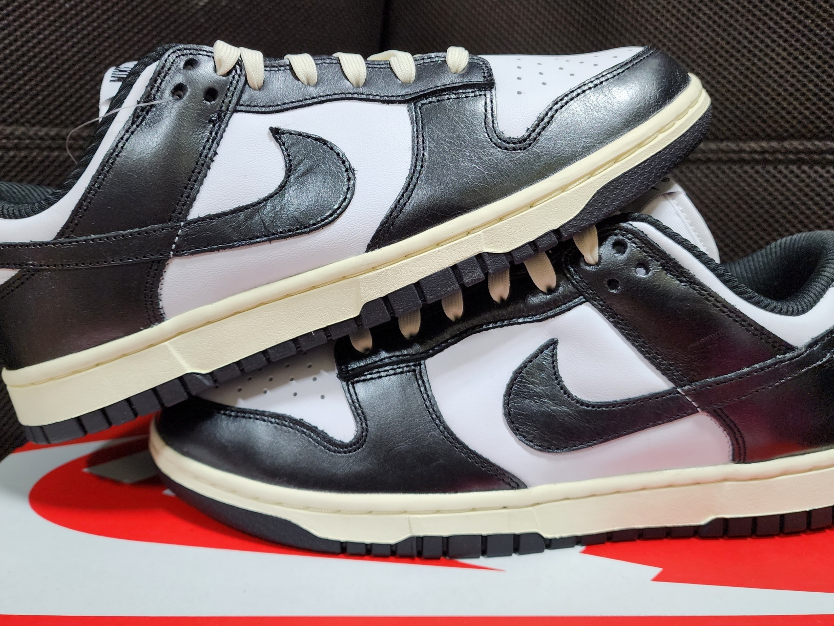 (W) Nike Dunk Low Vintage Black and White, Nike Dunk Low Retro Black 착용 스타일 - 1