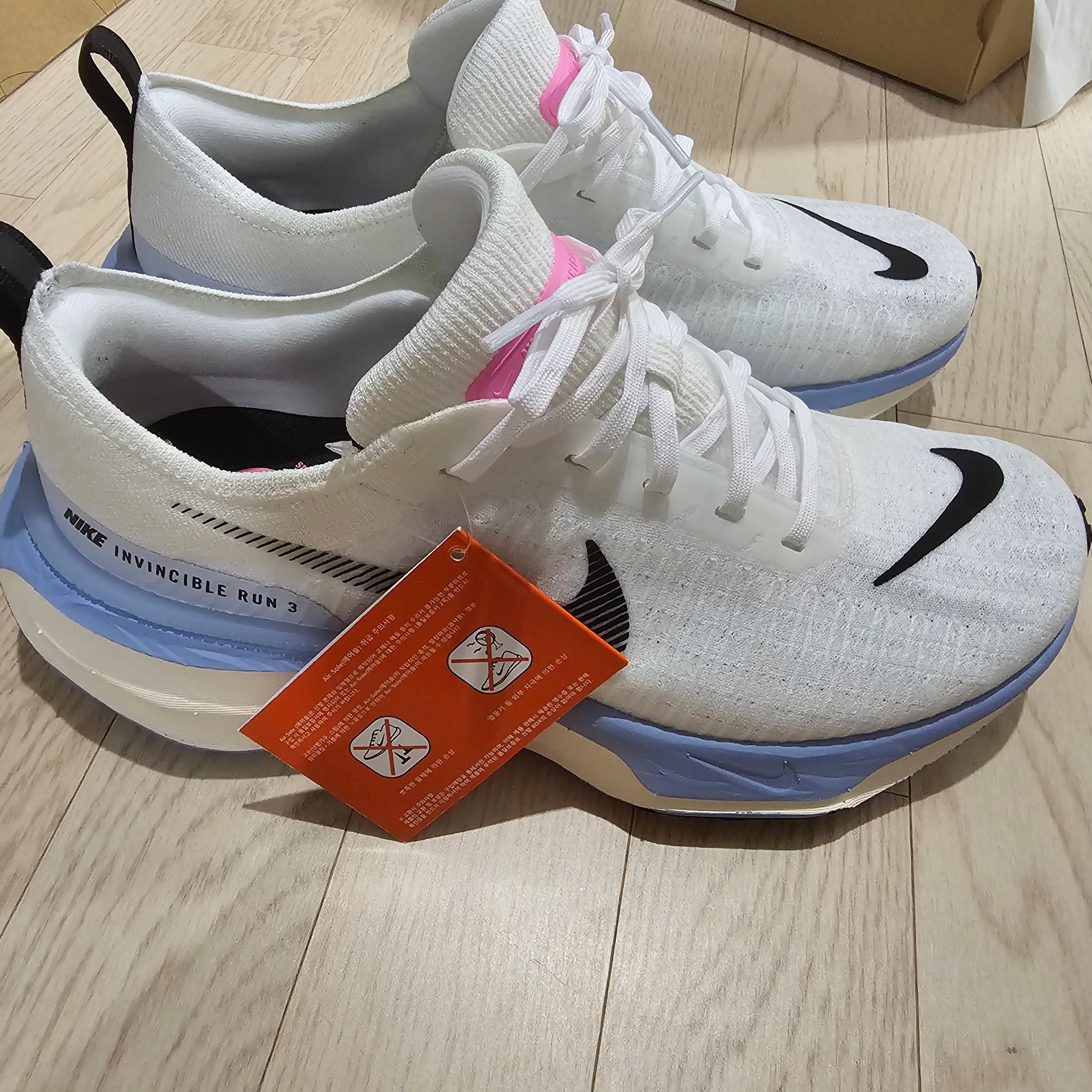 Nike ZoomX Invincible Run Flyknit 3 White Cobalt Bliss 착용 스타일 - 1