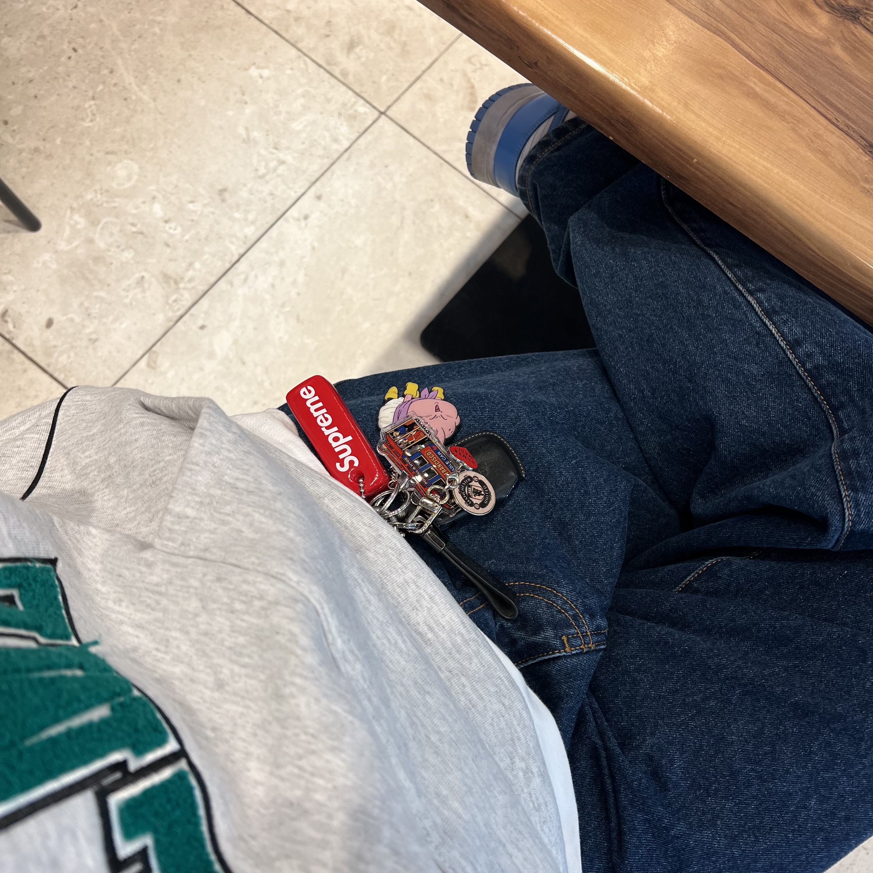 Supreme Boxy Piping Arc Hooded Sweatshirt Ash Grey - 23SS, Supreme Floating Keychain Red - 23FW 착용 스타일