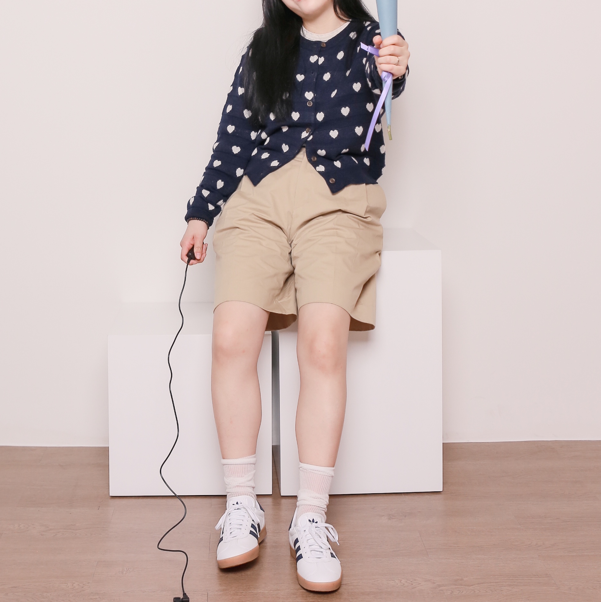 Adidas Gazelle White Collegiate Navy, Adidas Gazelle White Grey 착용 스타일 - 2