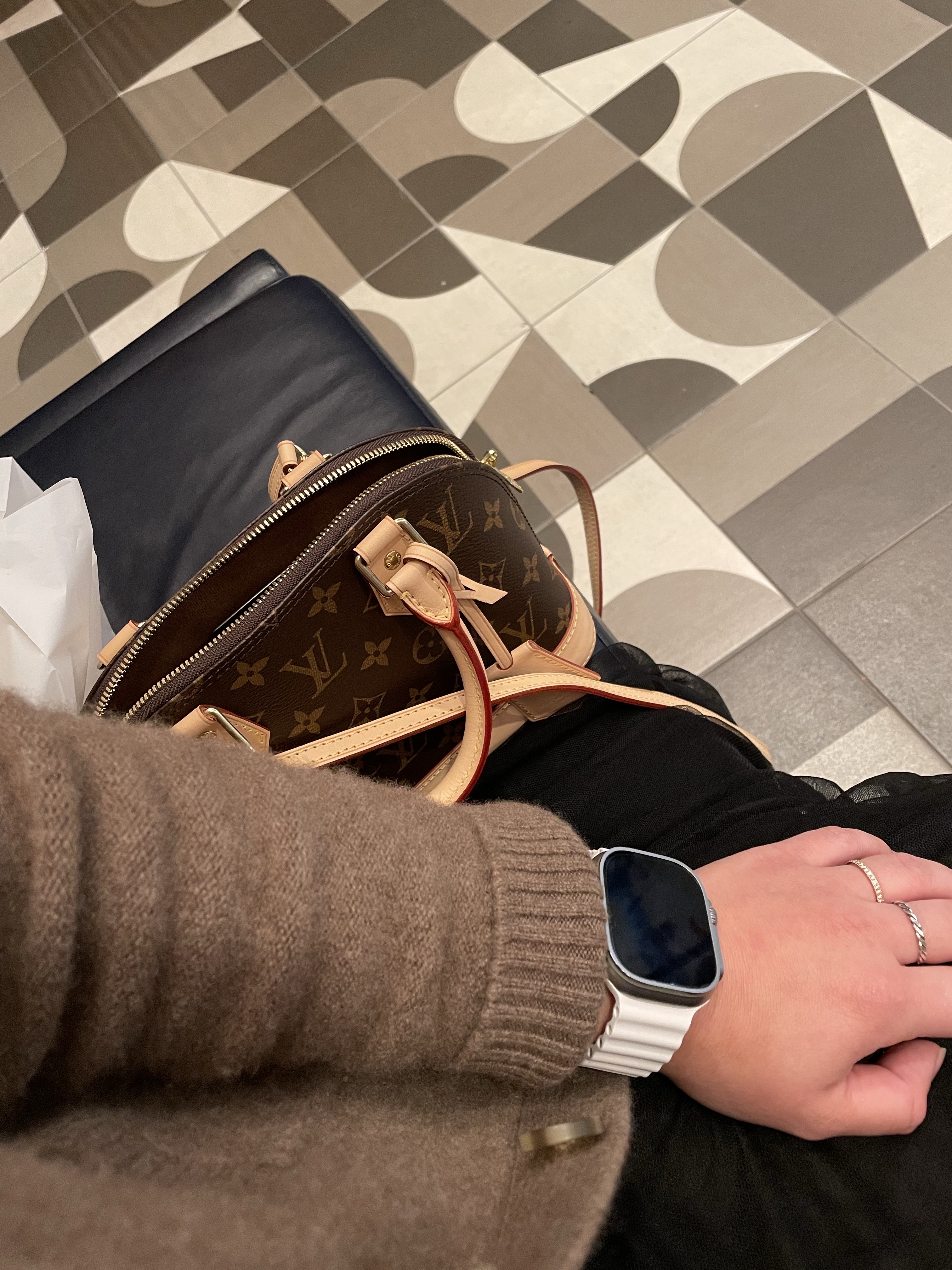 Apple Watch Ultra 2 49mm Titanium Case with Ocean Band White (Korean Ver.), Louis Vuitton Alma BB Monogram 착용 스타일 - 1