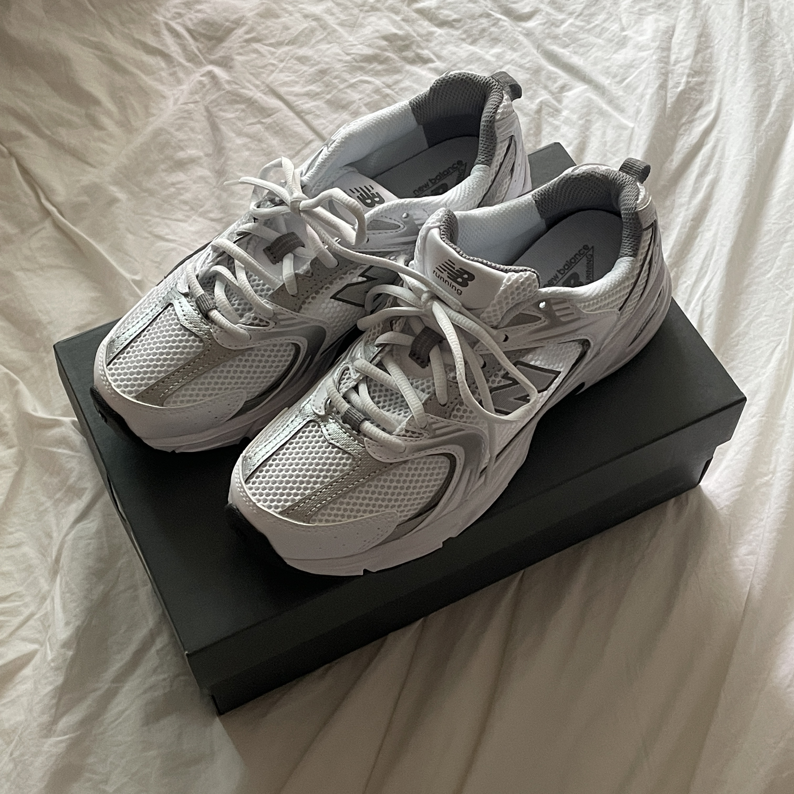 New Balance 530 White Silver 착용 스타일