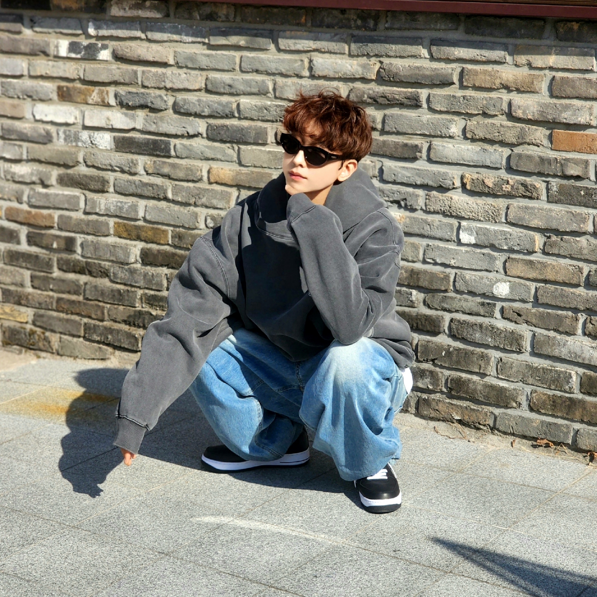 Punch Drunk Parties Circle Logo Garment Dyed Hoodie Charcoal, Nike x Stussy Air Force 1 '07 Mid SP Black 착용 스타일 - 1