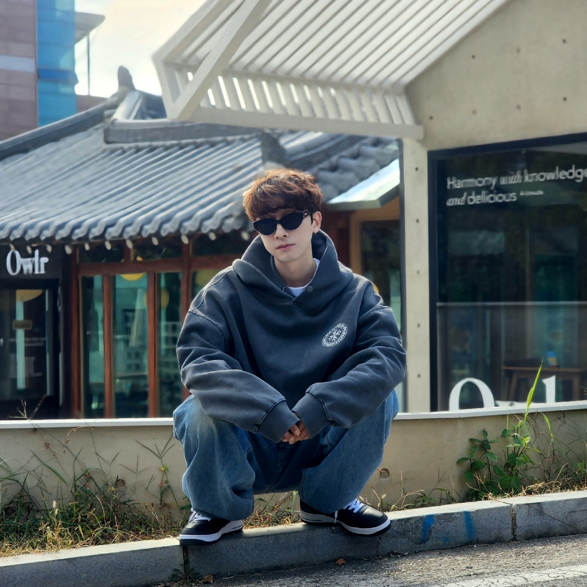 Punch Drunk Parties Circle Logo Garment Dyed Hoodie Charcoal, Nike x Stussy Air Force 1 '07 Mid SP Black 착용 스타일 - 4