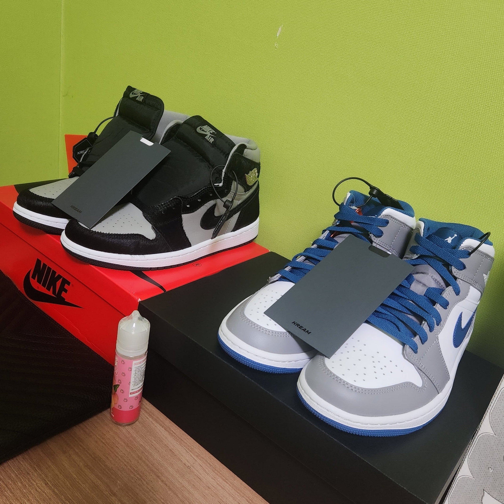 (W) Jordan 1 Retro High OG Medium Grey, Jordan 1 Mid Cement Grey True Blue 착용 스타일