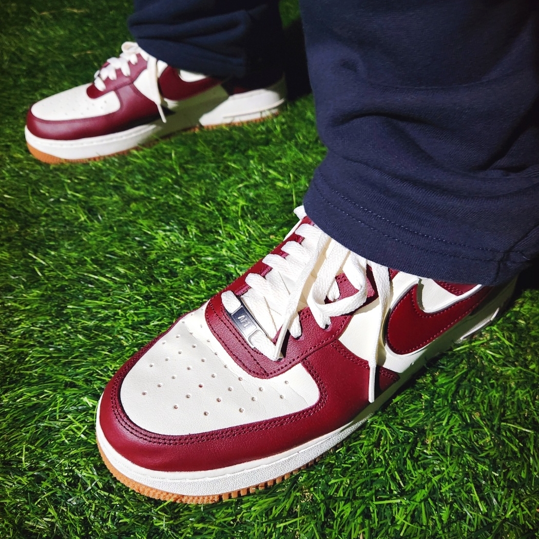 Nike Air Force 1 '07 LV8 Night Maroon 착용 스타일 - 5