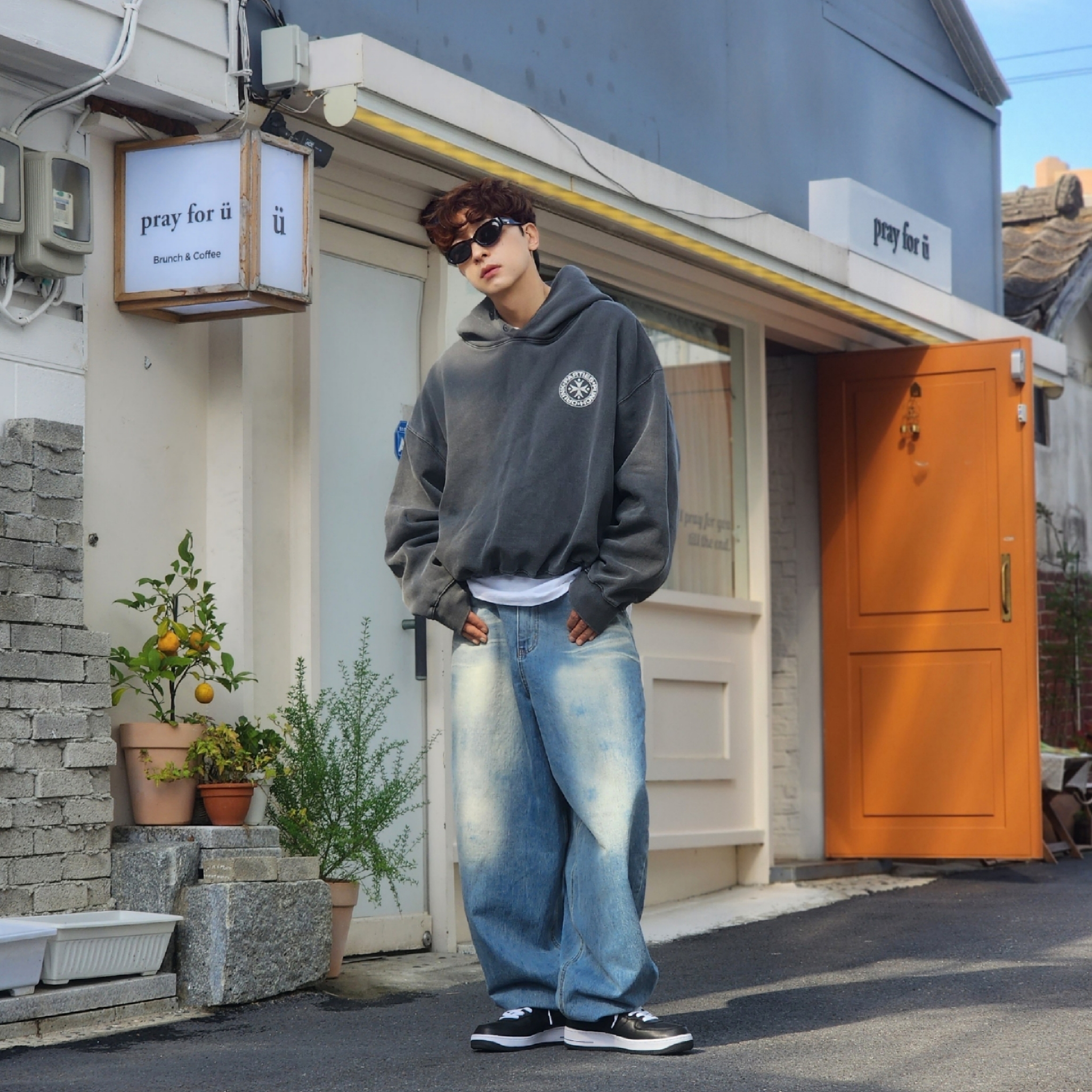 Punch Drunk Parties Circle Logo Garment Dyed Hoodie Charcoal, Nike x Stussy Air Force 1 '07 Mid SP Black 착용 스타일 - 3