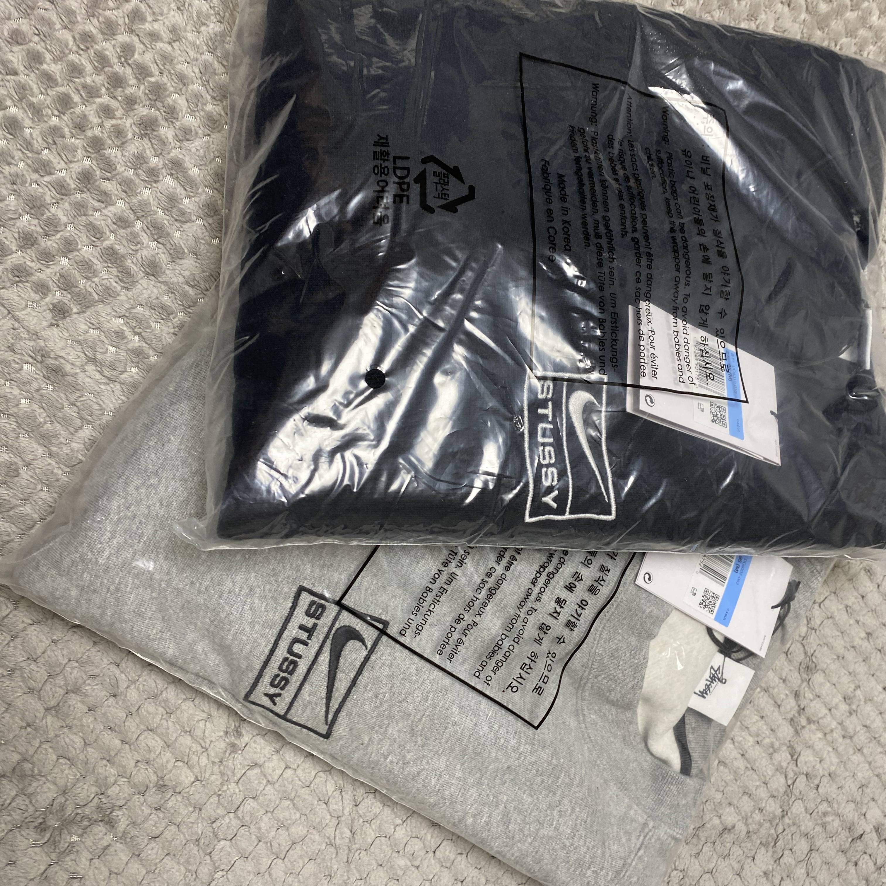 Nike x Stussy NRG Washed Fleece Crewneck Black (DO5310-010), Nike x Stussy NRG Fleece Crewneck Dark Grey Heather (DO9337-063) 착용 스타일
