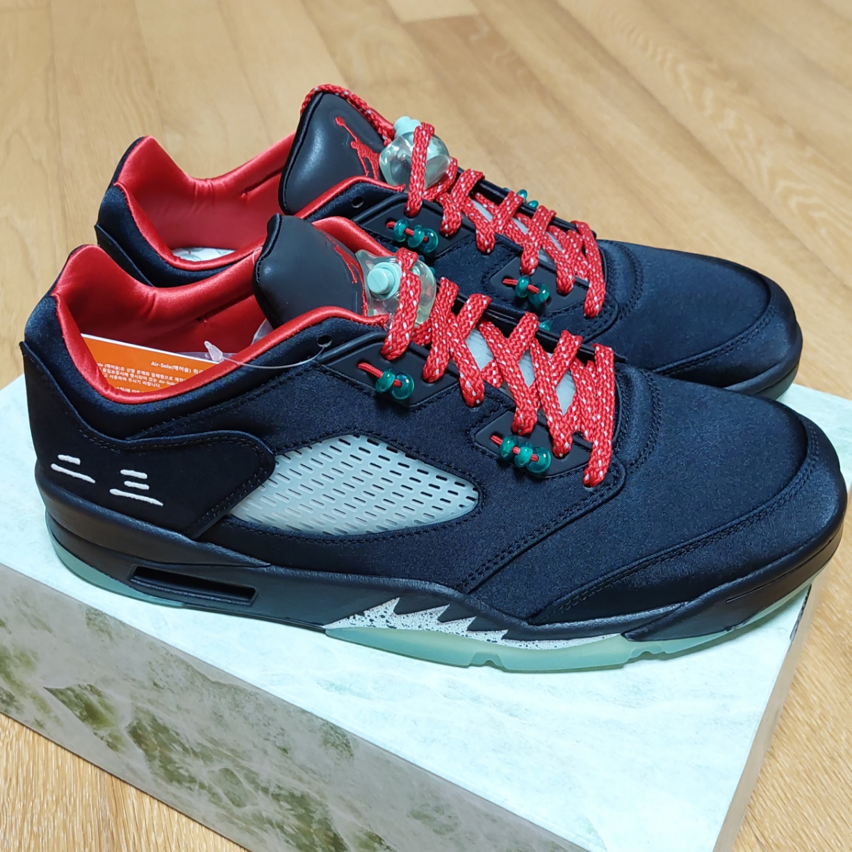 Jordan 5 x Clot Retro Low SP Anthracite 착용 스타일 - 3